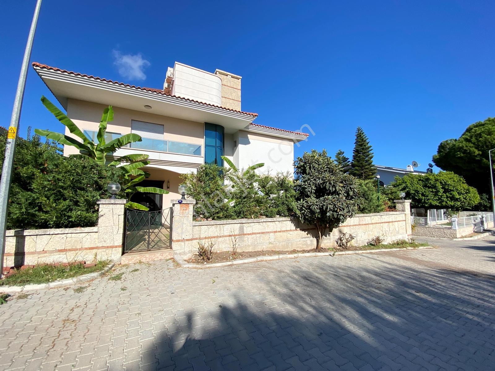 Çeşme Boyalıkta 630 M2 Arsa İçinde Tripleks 5+2 Villa