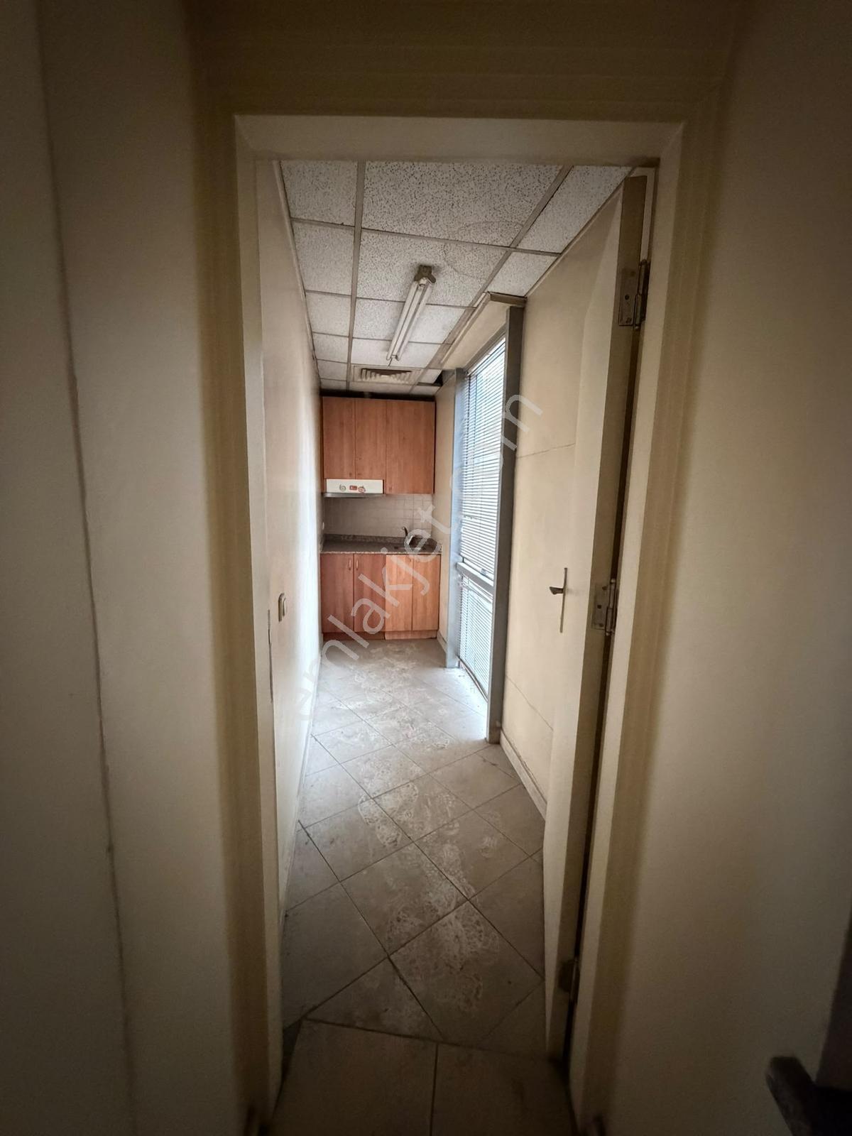 Alemdağ Cad. Üzerinde Çakmak Metro Karşısı Ofis Katları - Görsel 27