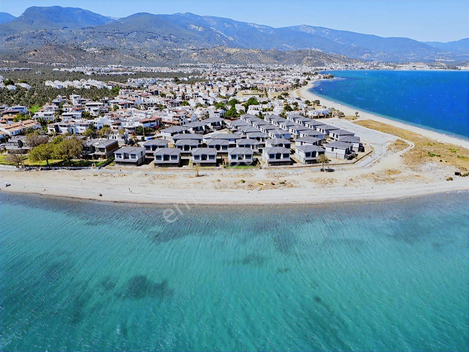 Avcı'dan Tek Yetki Güre'de Denize Sıfır Site Havuzlu 3+1 Villa