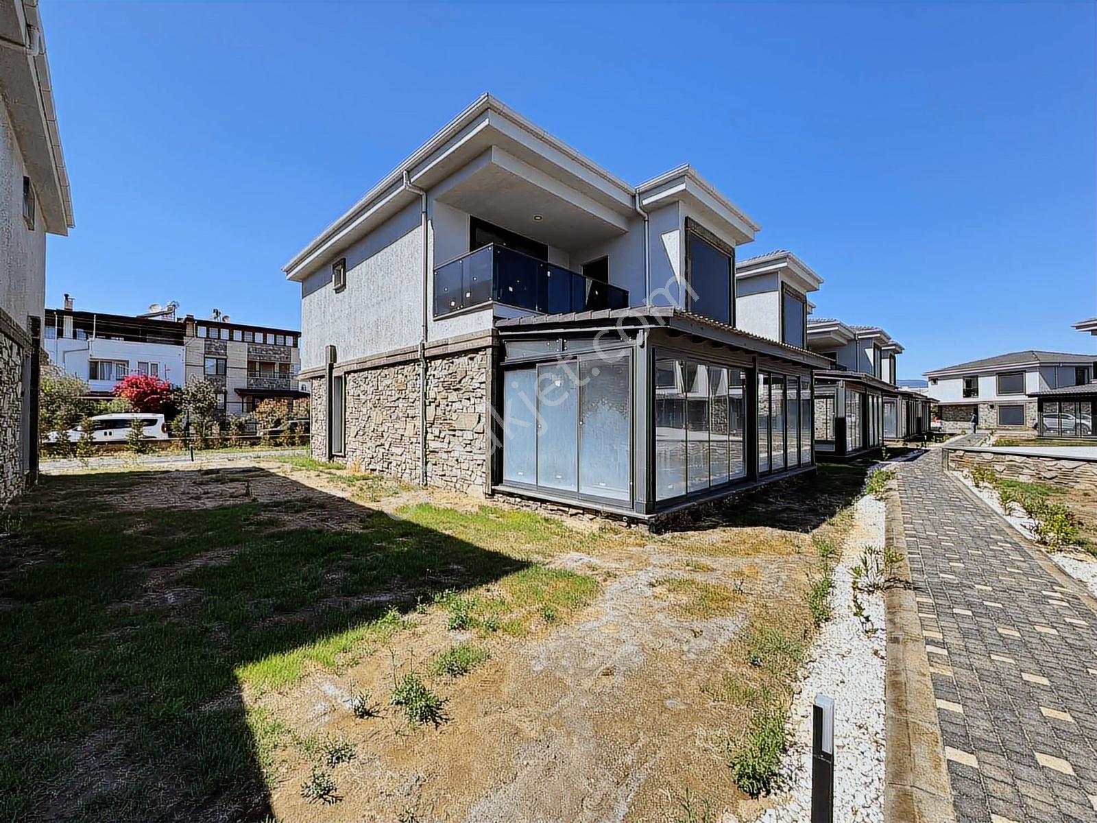 Avcı'dan Tek Yetki Güre'de Denize Sıfır Site Havuzlu 3+1 Villa - Görsel 10