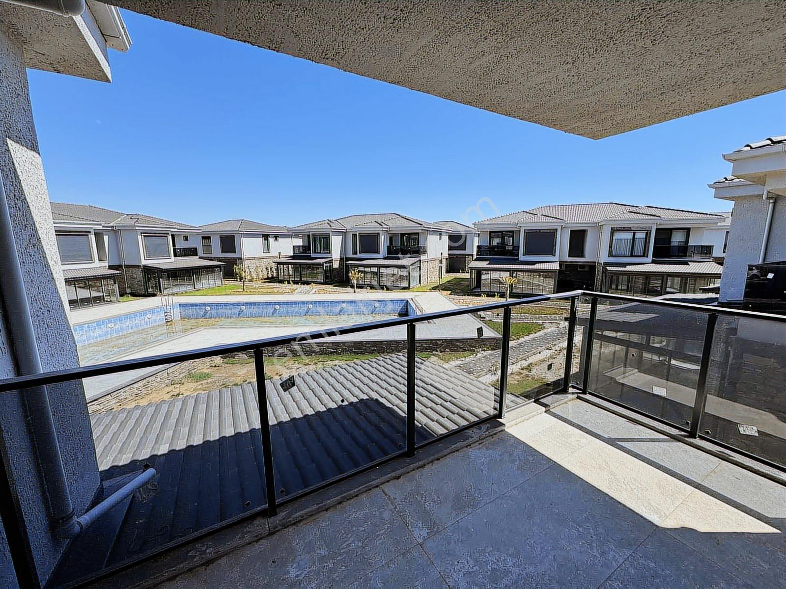Avcı'dan Tek Yetki Güre'de Denize Sıfır Site Havuzlu 3+1 Villa - Görsel 5