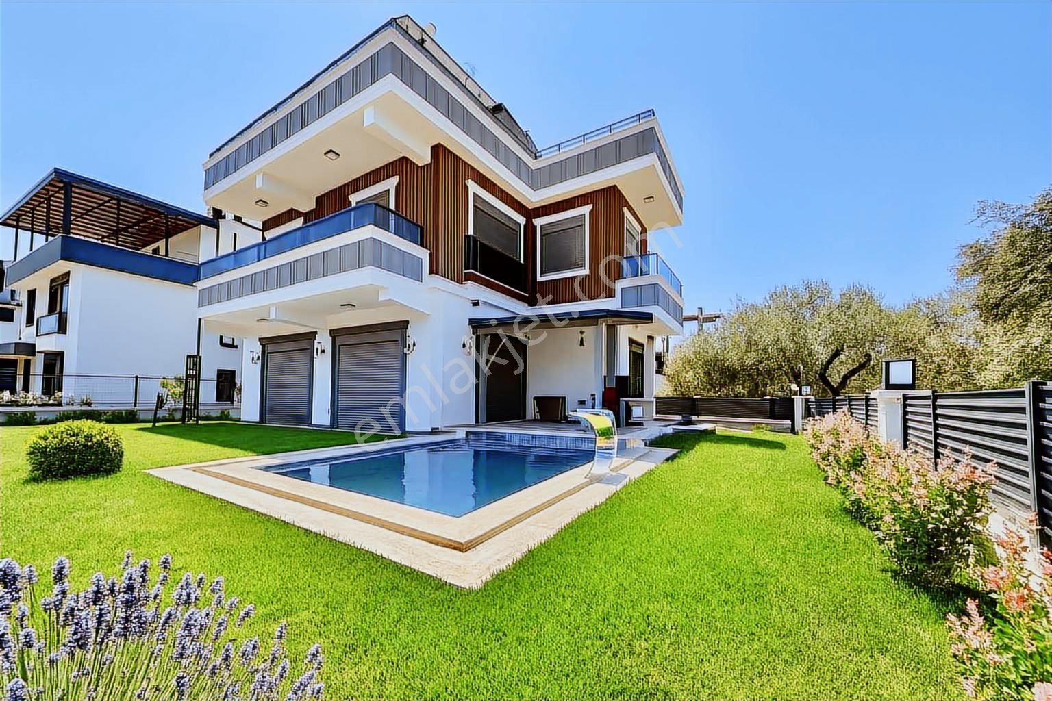 Avcı'dan Yol Altı 400m2 Arsalı Müstakil Havuzlu 6+1 Villa