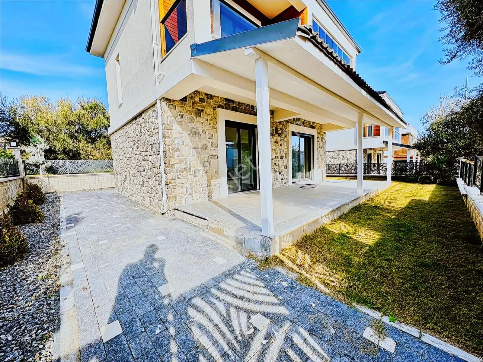 Avcı'dan Denize Sıfır Site Tam Müstakil Girişte Odalı Villa - Görsel 4