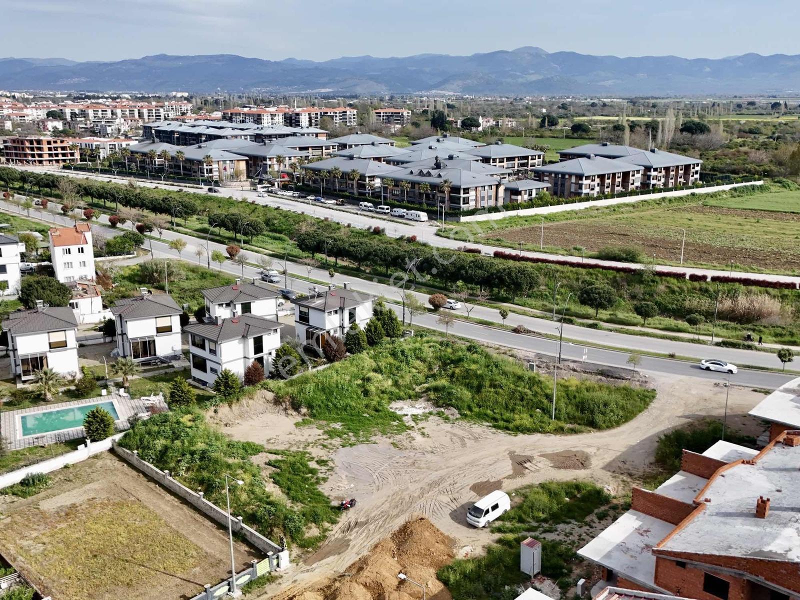 Avcı'dan 4 Mevsim Karşısı Ülkü Yolu Cepheli 1,500m2 İmarlı Arsa