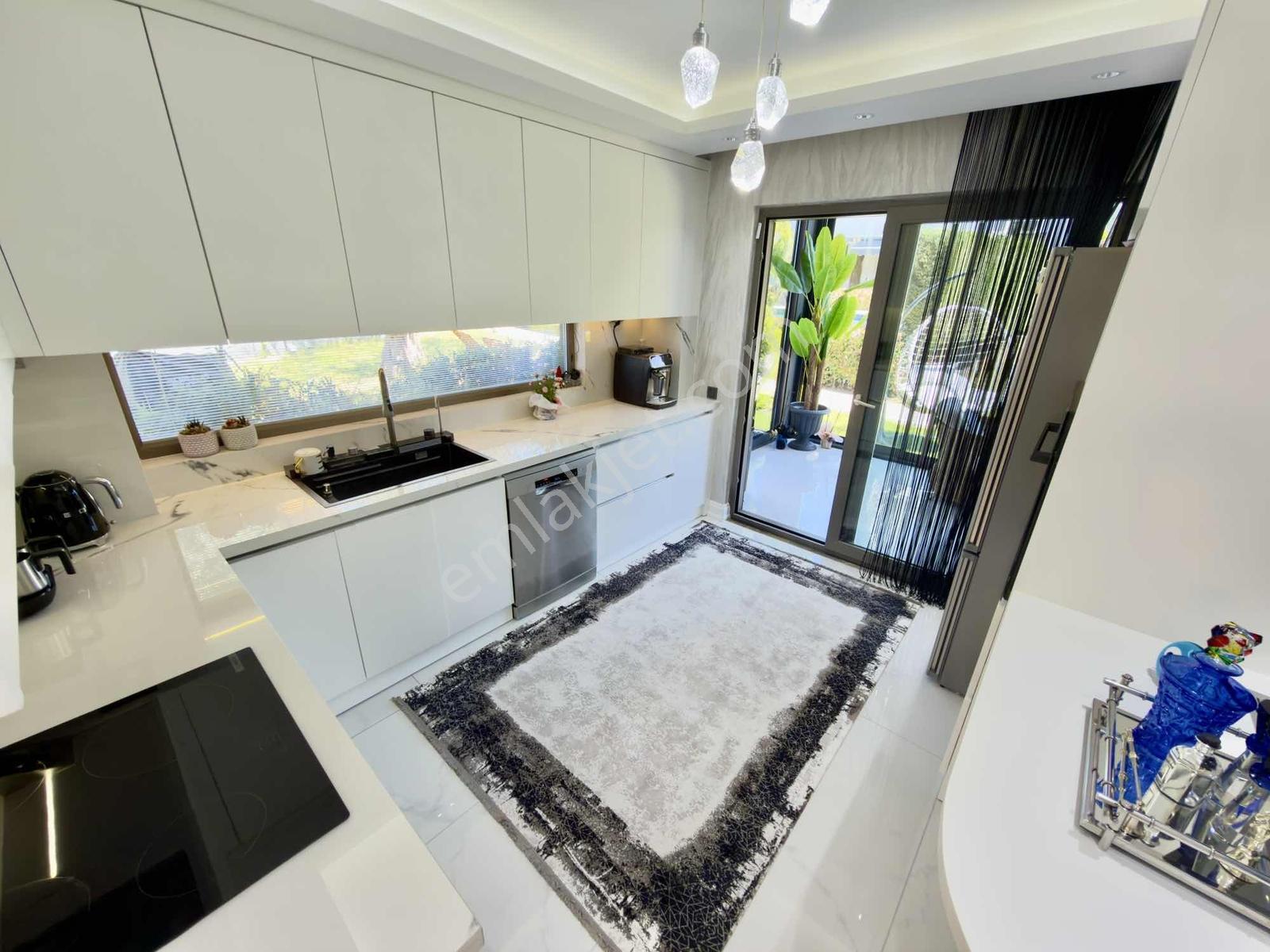 Avcı'dan Girişte Odalı Havuzlu İçi Özel Tasarım Müstakil Villa - Görsel 2