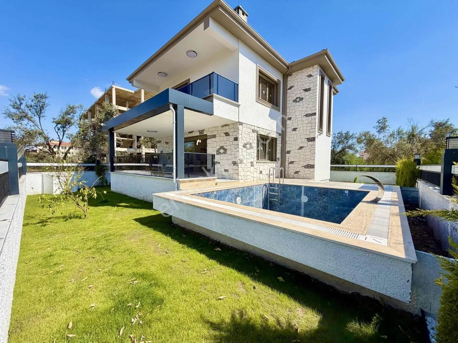 Avcı'dan Girişte Odalı Tam Müstakil Havuzlu 4+1 Villa