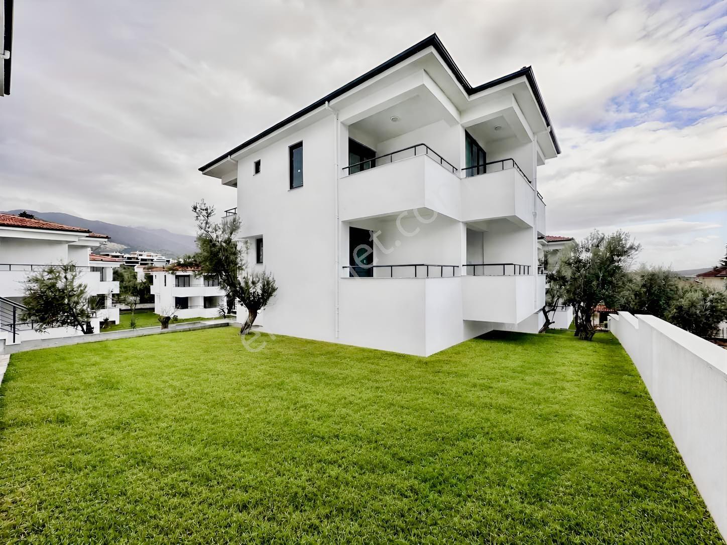 Avcı'dan Güre'de Ramada Karşısı Deniz Manzaralı 5+1 Sıfır Villa