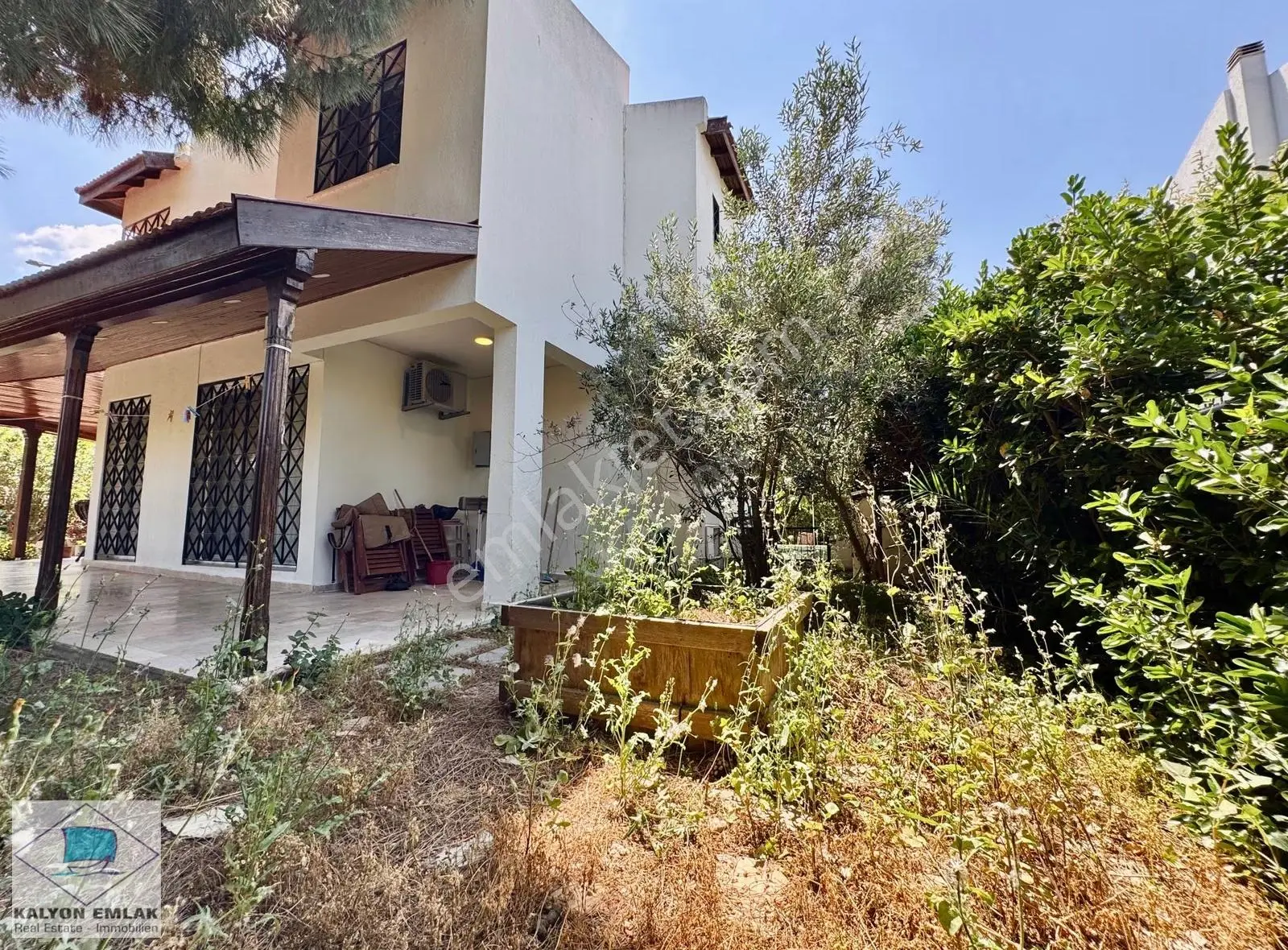 Alaçatı Göbene'de Satılık Özel Konumlu Bahçeli Köşe Villa - Görsel 2