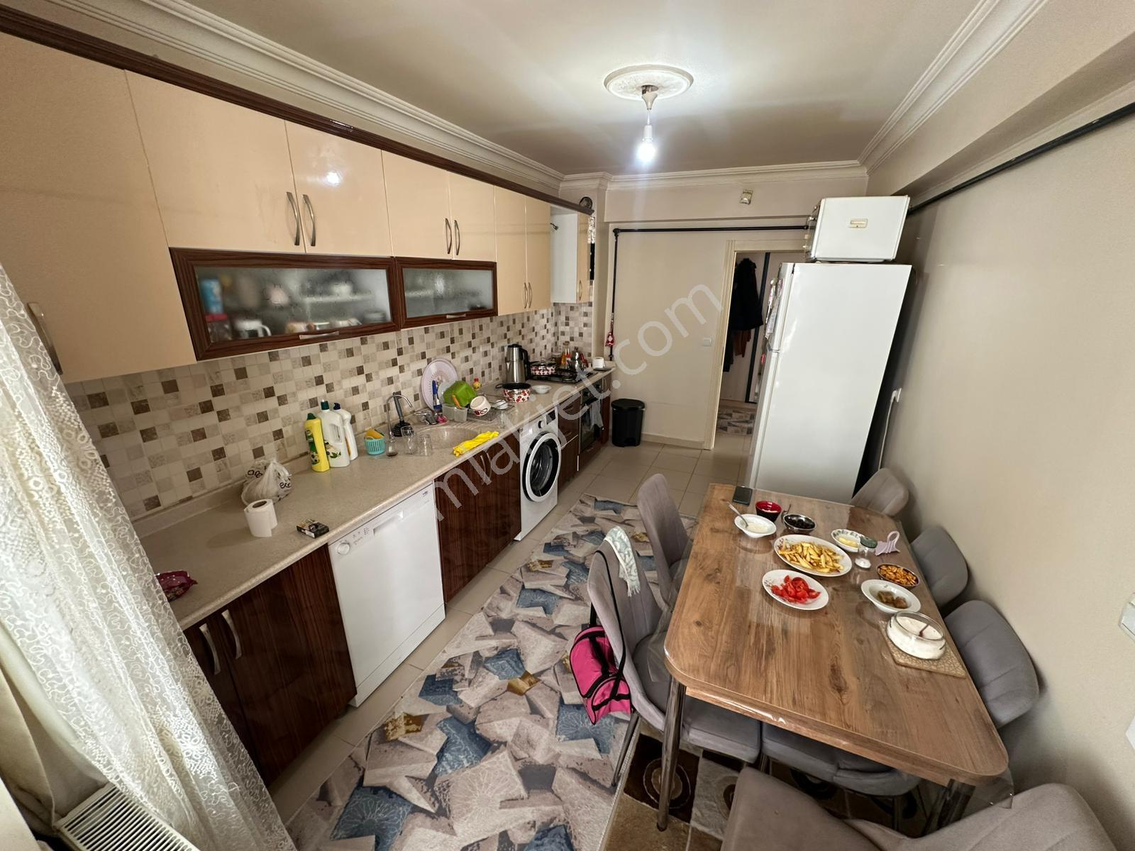 Karakaya Mahallesinde Cadde Yakını 4+1 Çift Banyolu Fırsat Daire