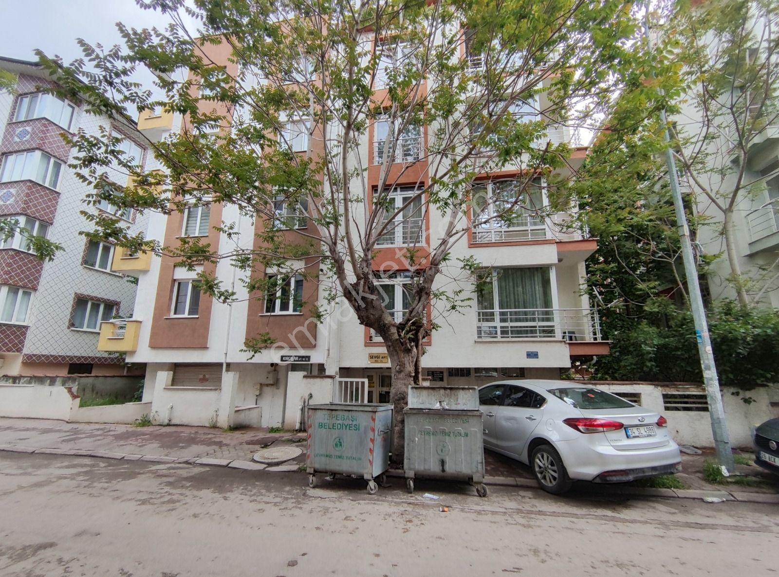 Bahçelievlerde, Caddeye Yakın, Ara Kat, Balkonlu, Satılık 1+1 Daire