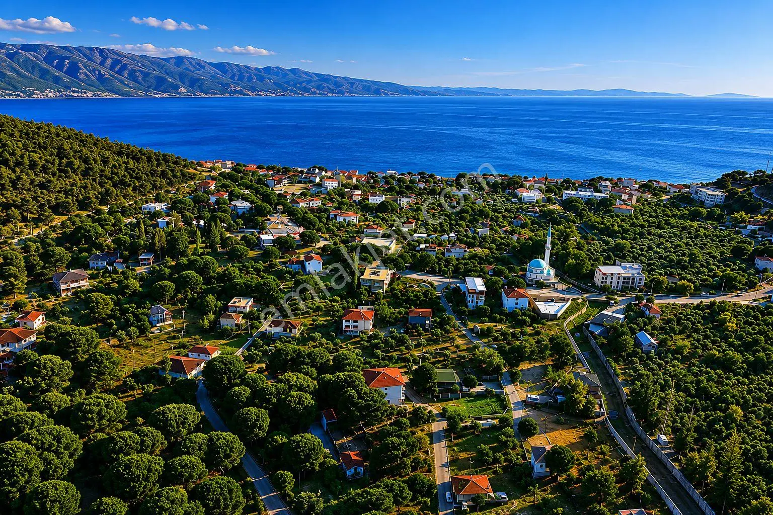 Armutlu Fıstıklı'da 463 M² Arsa İçerisinde 2 Yapı – Yola Cepheli