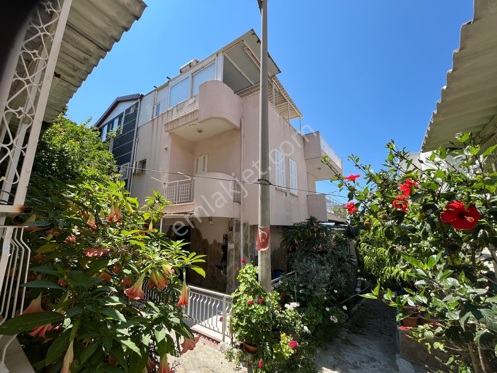 Aydınkent Sitesinde Bahçeli Deniz Manzaralı 3+1 Tripleks Villa - Görsel 2