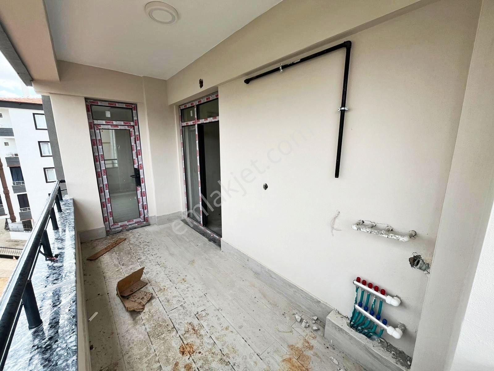 Karacaahmet'te Anayola Yakn Okul Çvr Az Katlı Y.ısıtma U.lüx 2+1