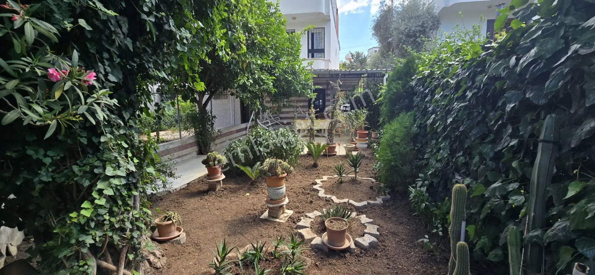 Didim Altınkum'da Denize 150m, Geniş Bahçeli İkiz Villa (eşyalı)