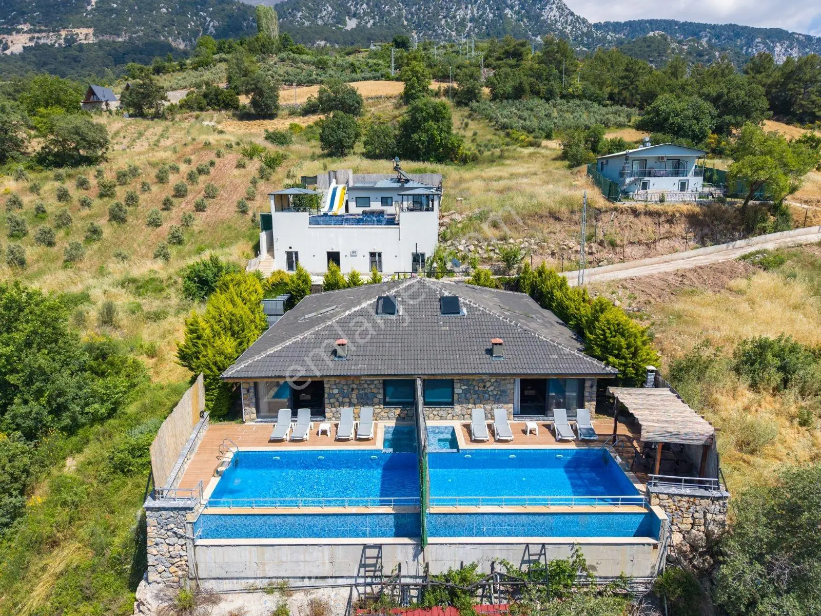 Uğur'dan Seydikemer Yaka' Da Panoramik Manzaralı İkiz Villar