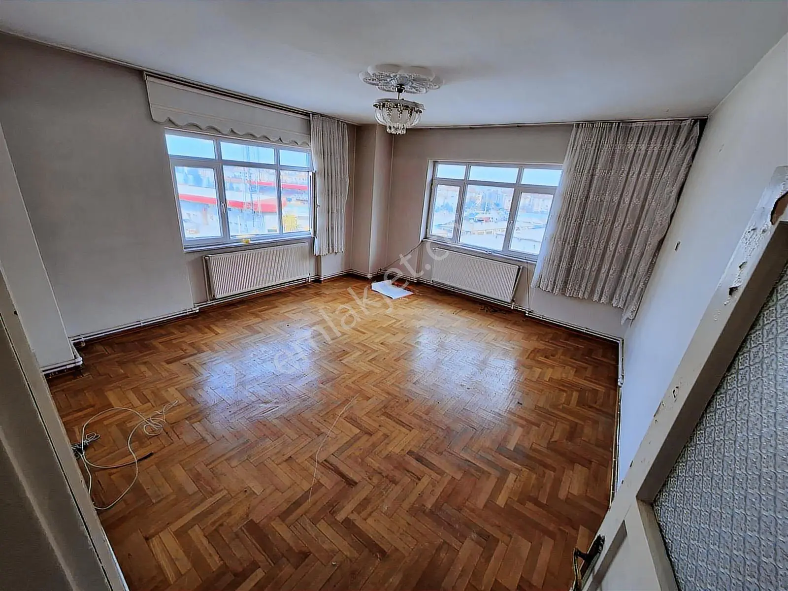 Satılık 2+1 Köşe Daire Manzaralı Belediye,pazar Ve Stadyum Yanı