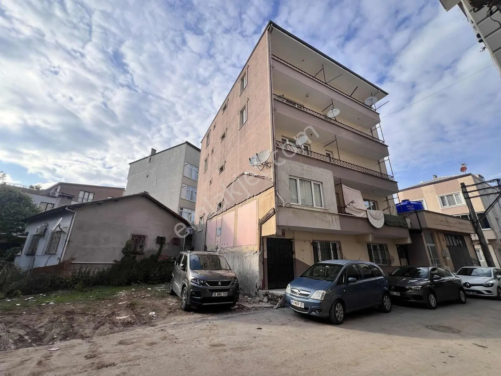 Konak Mh Merkezi Konumda Kiralık Geniş 3+1 Daire