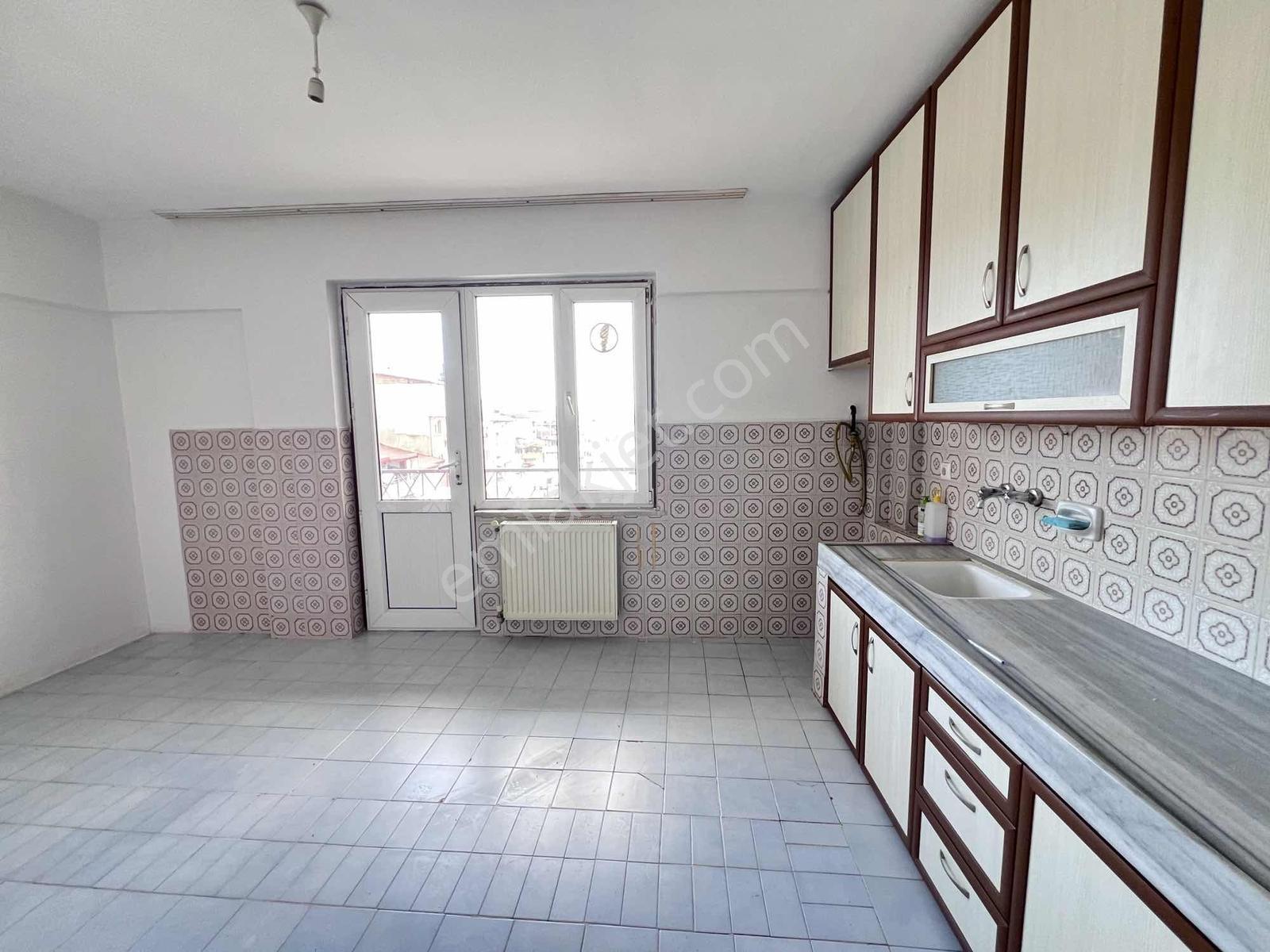 Konak Mh Merkezi Konumda Kiralık Geniş 3+1 Daire - Görsel 18