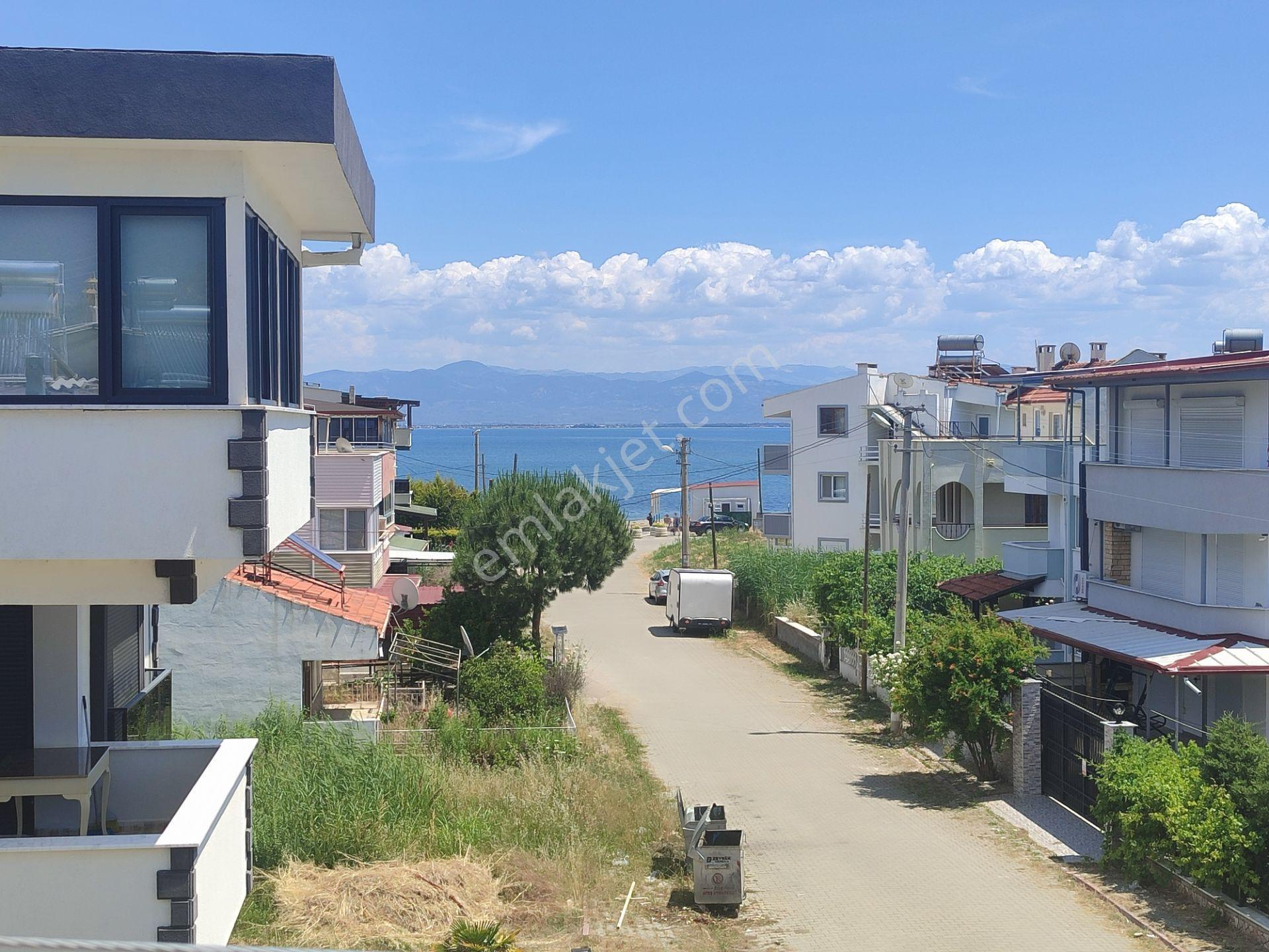Kardeşten Güre'de Denize 50 Mt. Bahçeli Teraslı Geniş 4+1 Tribleks Villa