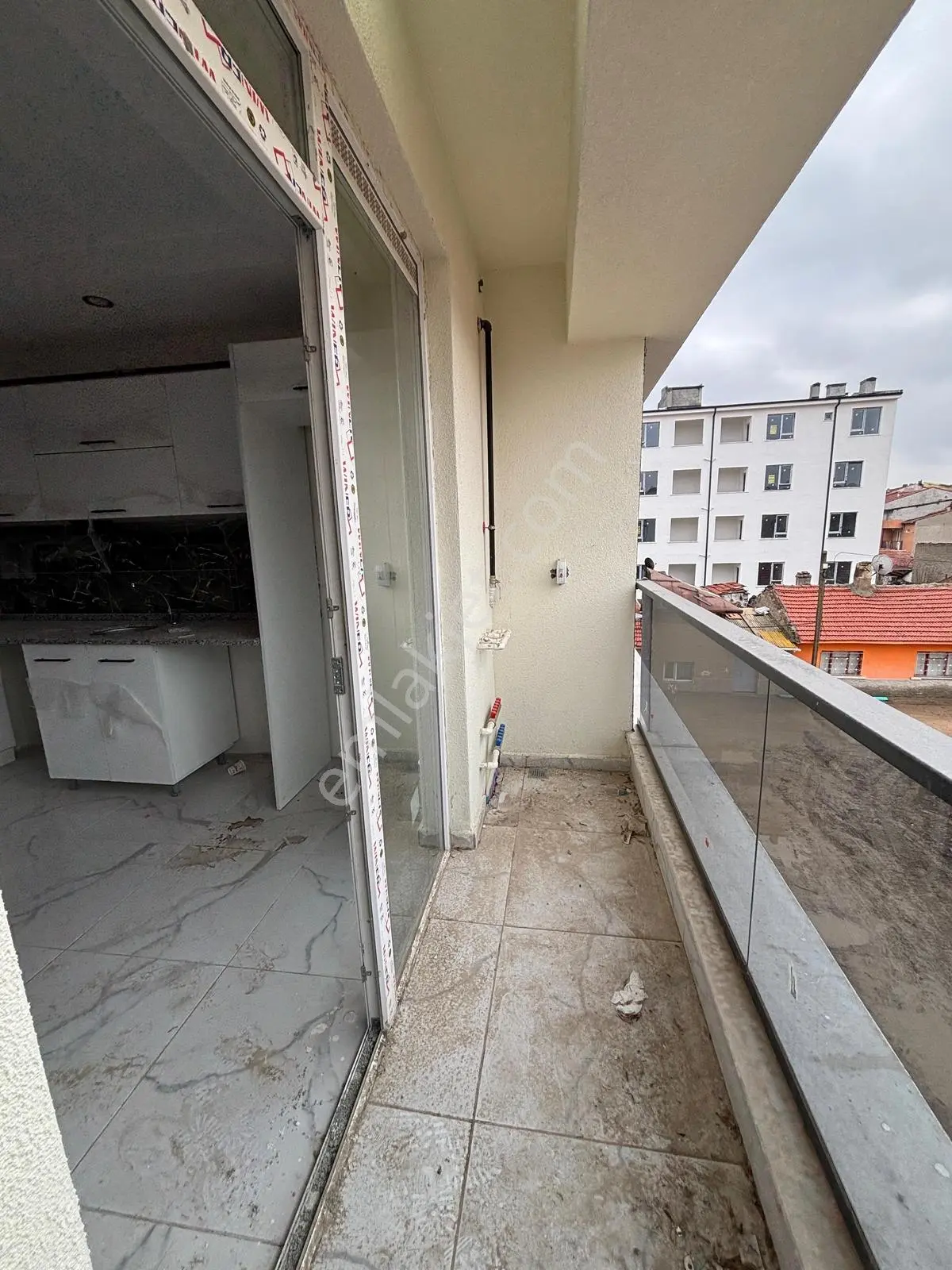 Estroıa'dan Emniyet Yakını İskanlı Balkonlu Sıfır 2+1 Daire - Görsel 5