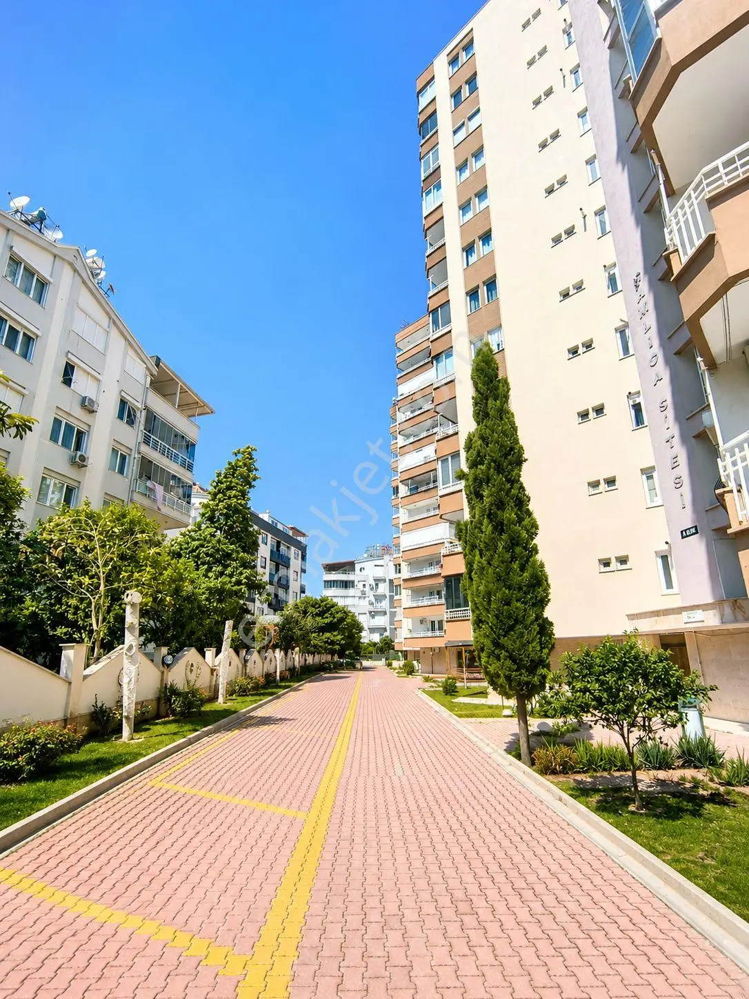 Konyaaltı Hurma'da Site İçerisinde Doğalgaz Kombili Geniş Ve Ferah 3+1 Daire - Görsel 2