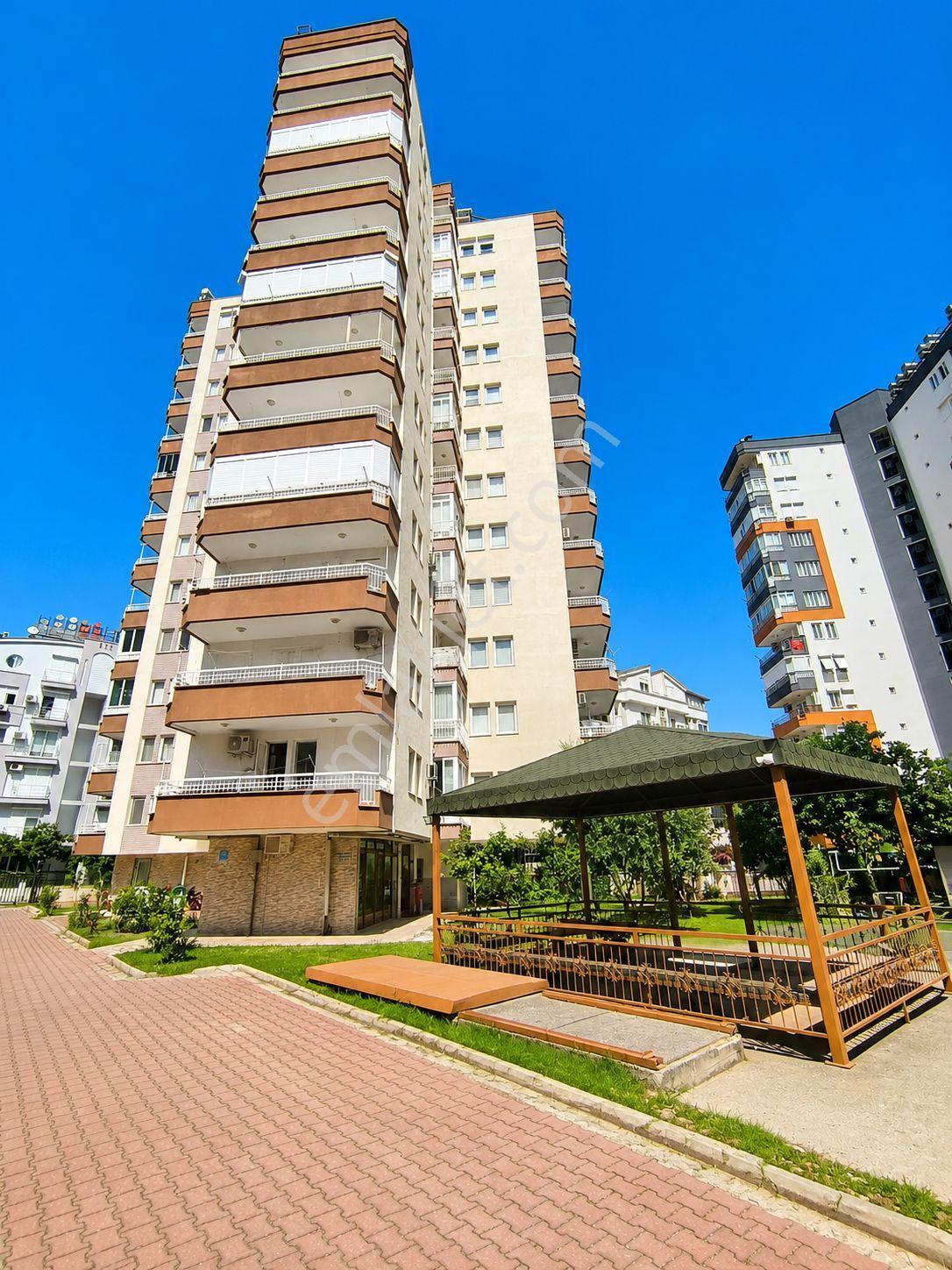Konyaaltı Hurma'da Site İçerisinde Doğalgaz Kombili Geniş Ve Ferah 3+1 Daire