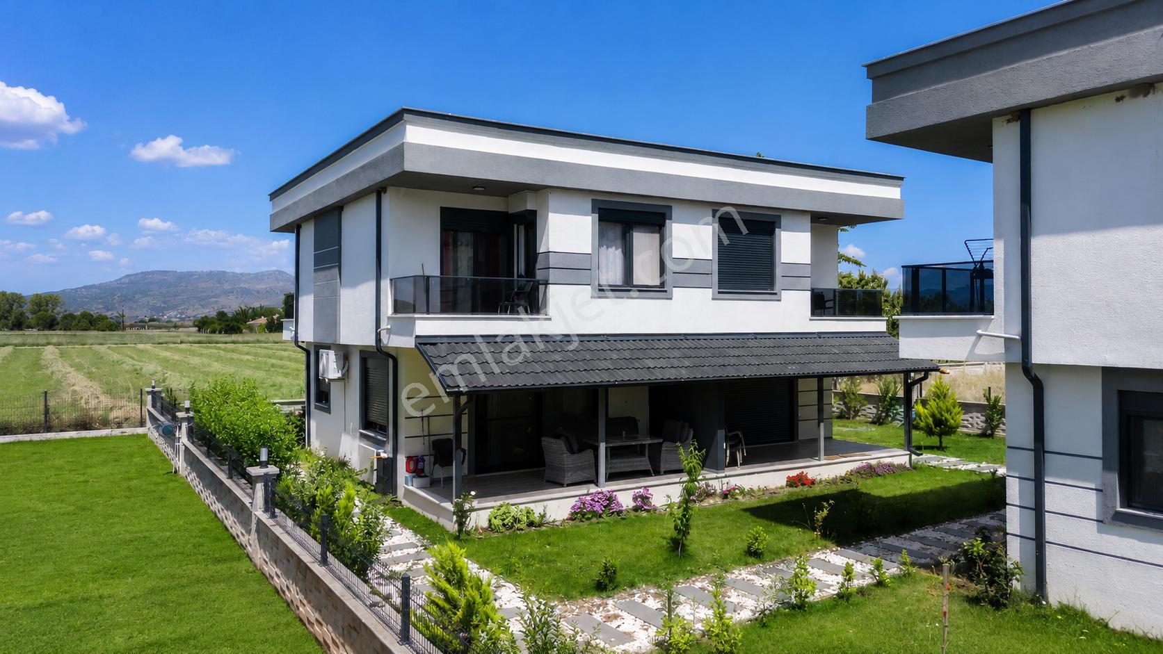 No:10 Gayrimenkul’den | Denize Girilebilen Bölgede | 3+1 Dubleks Villa | Butik Site İçerisinde