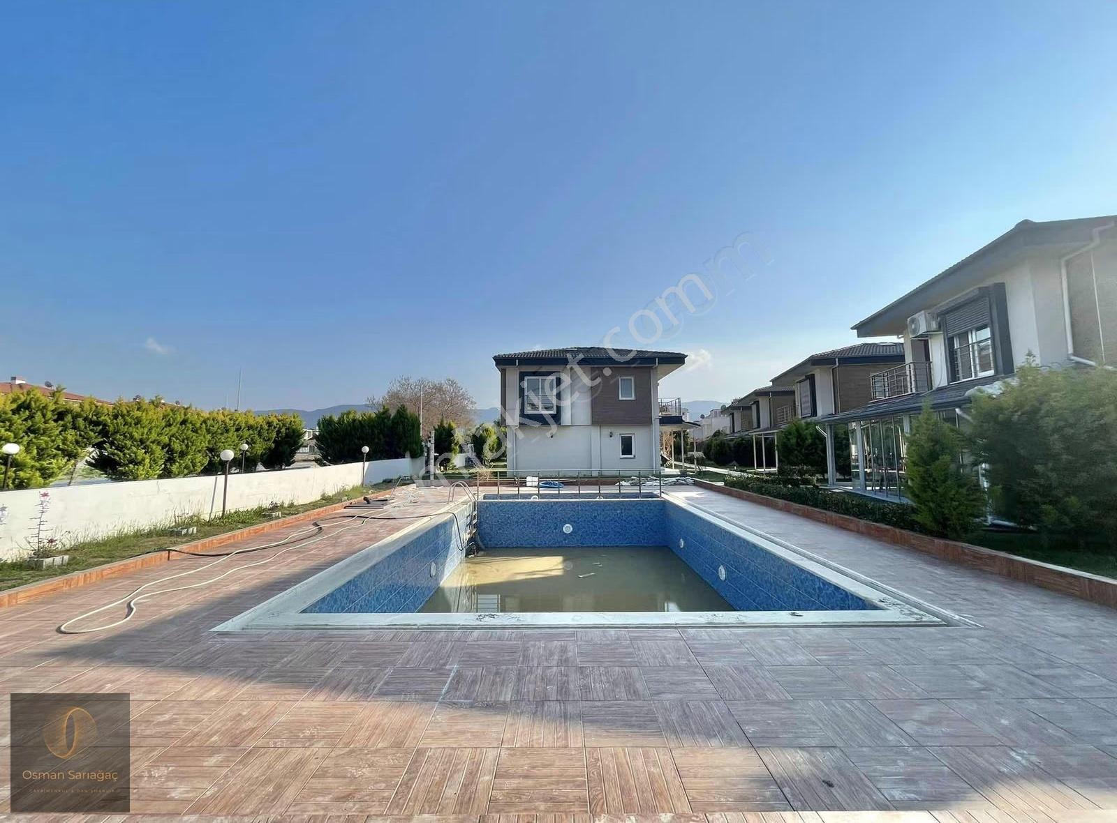 Kuşadası Davutlar Havuzlu Sitede Satılık Villa
