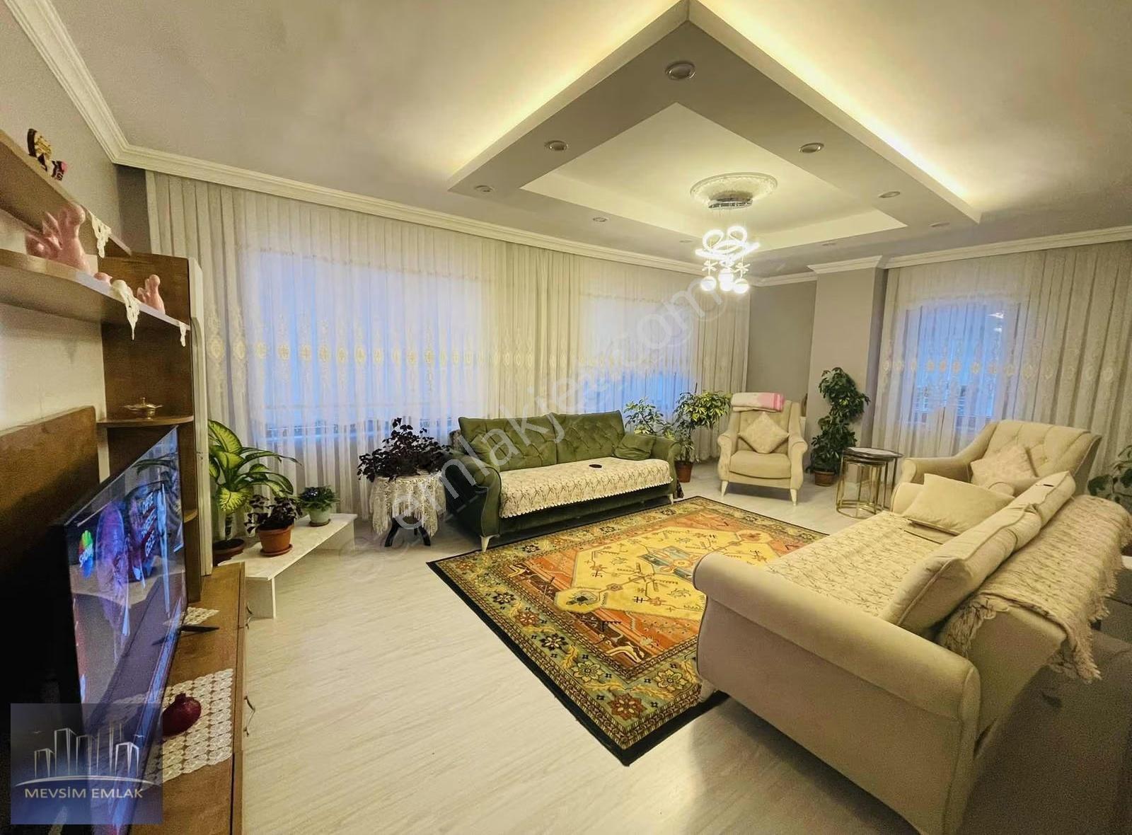 Mevsim Emlaktan Gölbaşı Caddesinde Satılık 3+1 Lüks Daire