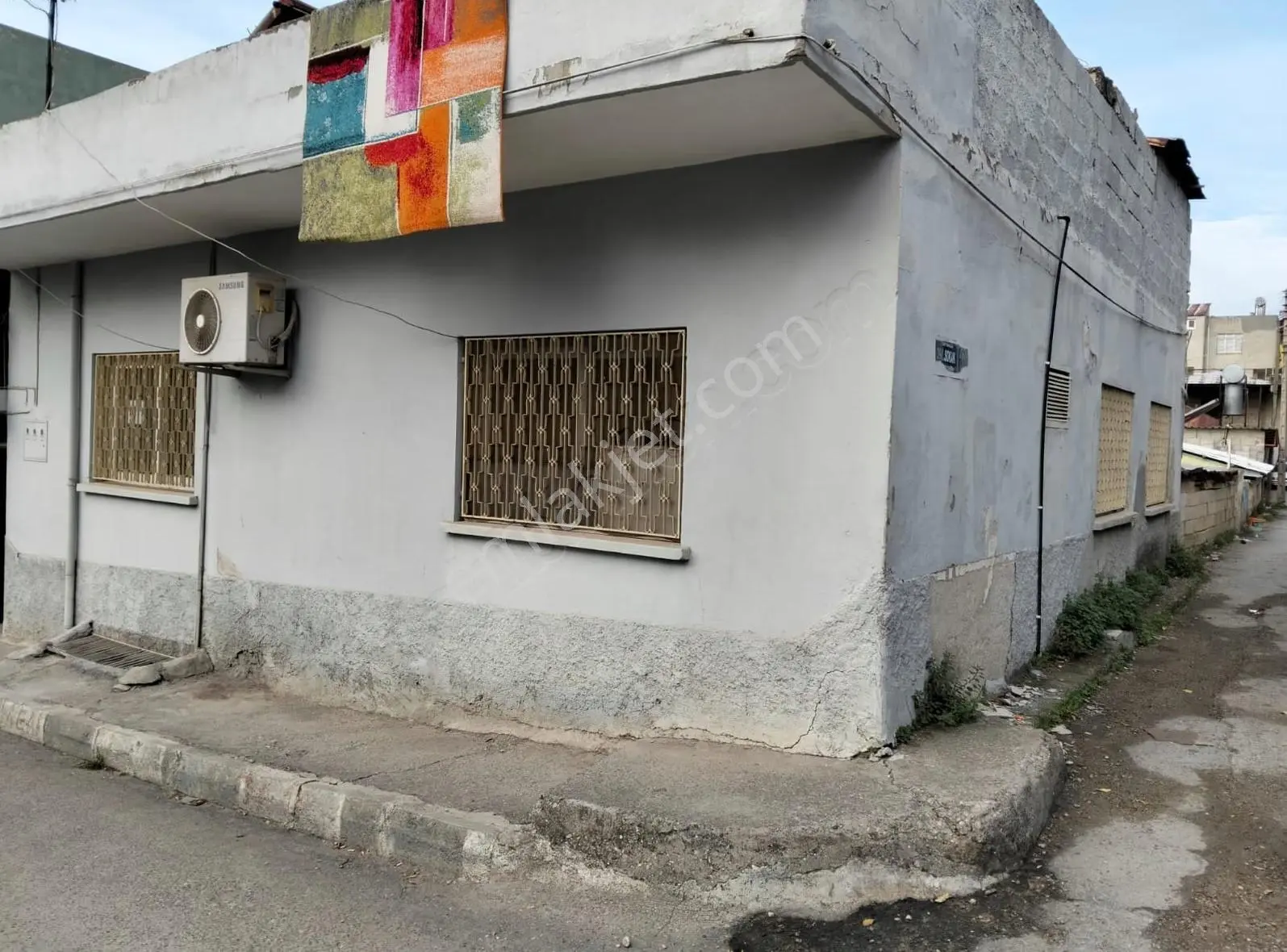 Yedi Mart'ta Satılık Köşe Başlı Müstakil Ev 3+1 + 2+1