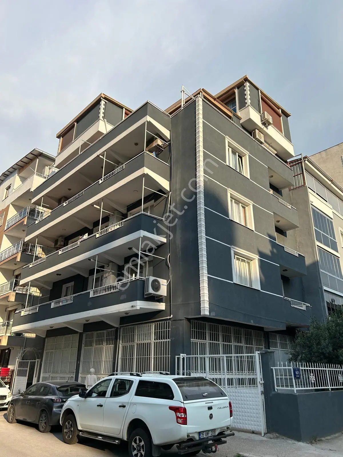 Bornova Doğanlar'da Kiralık 4+1 Doğalgazlı, Dubleks Daire