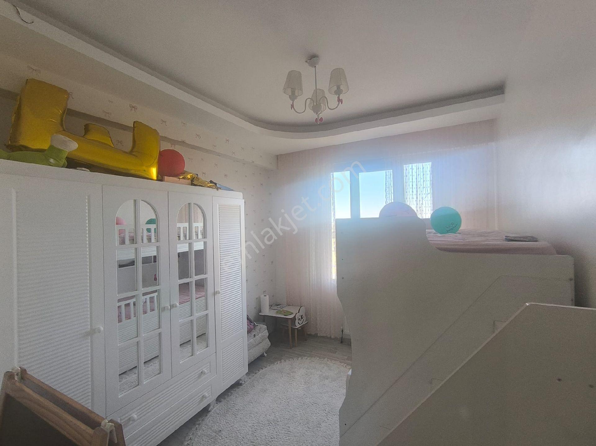 Fabrika Mahallesi'nde İçi Full Yapılı Temiz 3.5+1 - Görsel 6