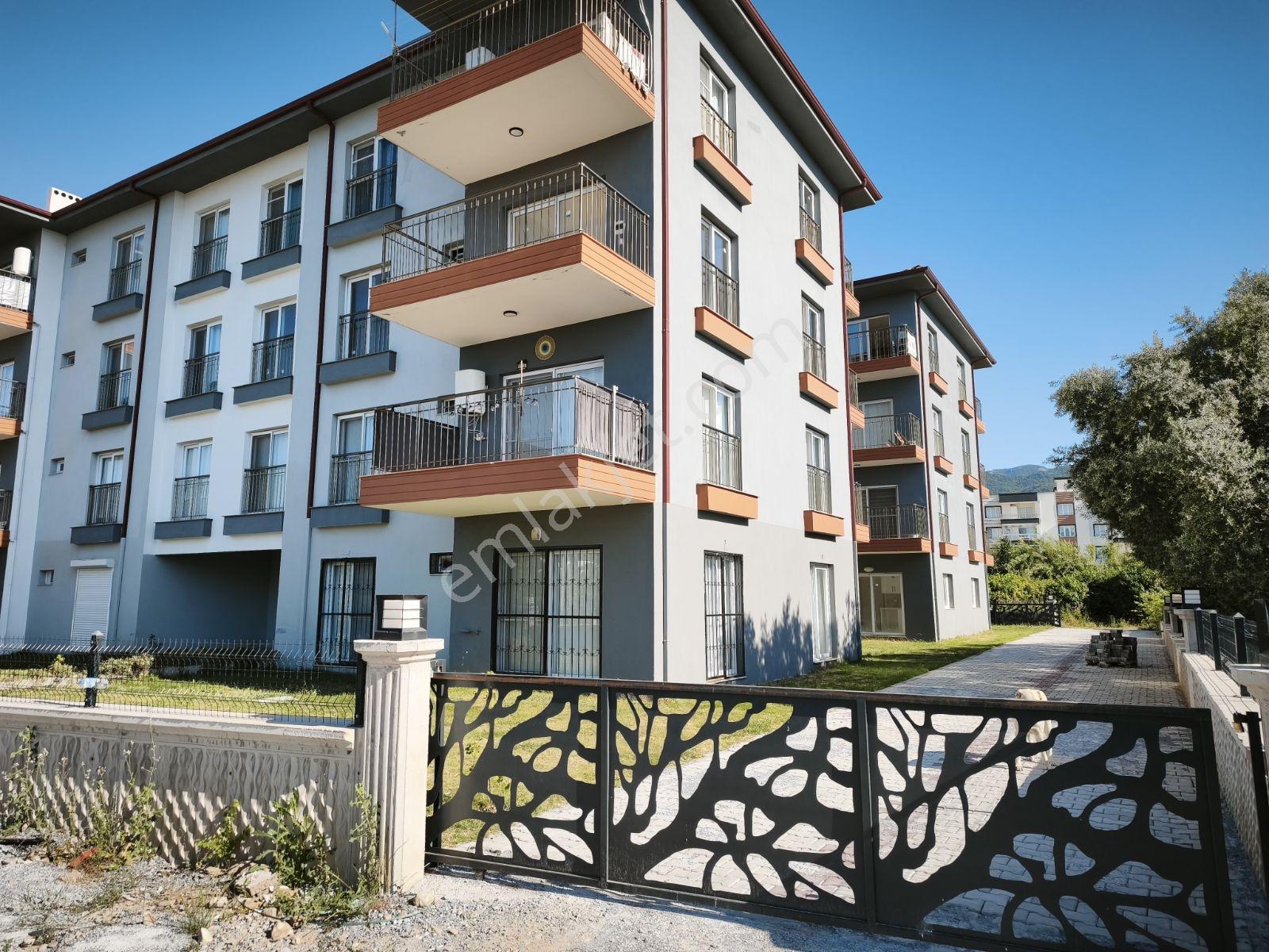 Davutlar'da Havuzlu Sitede Sıfır Bahçe Katı 1+1 Daire