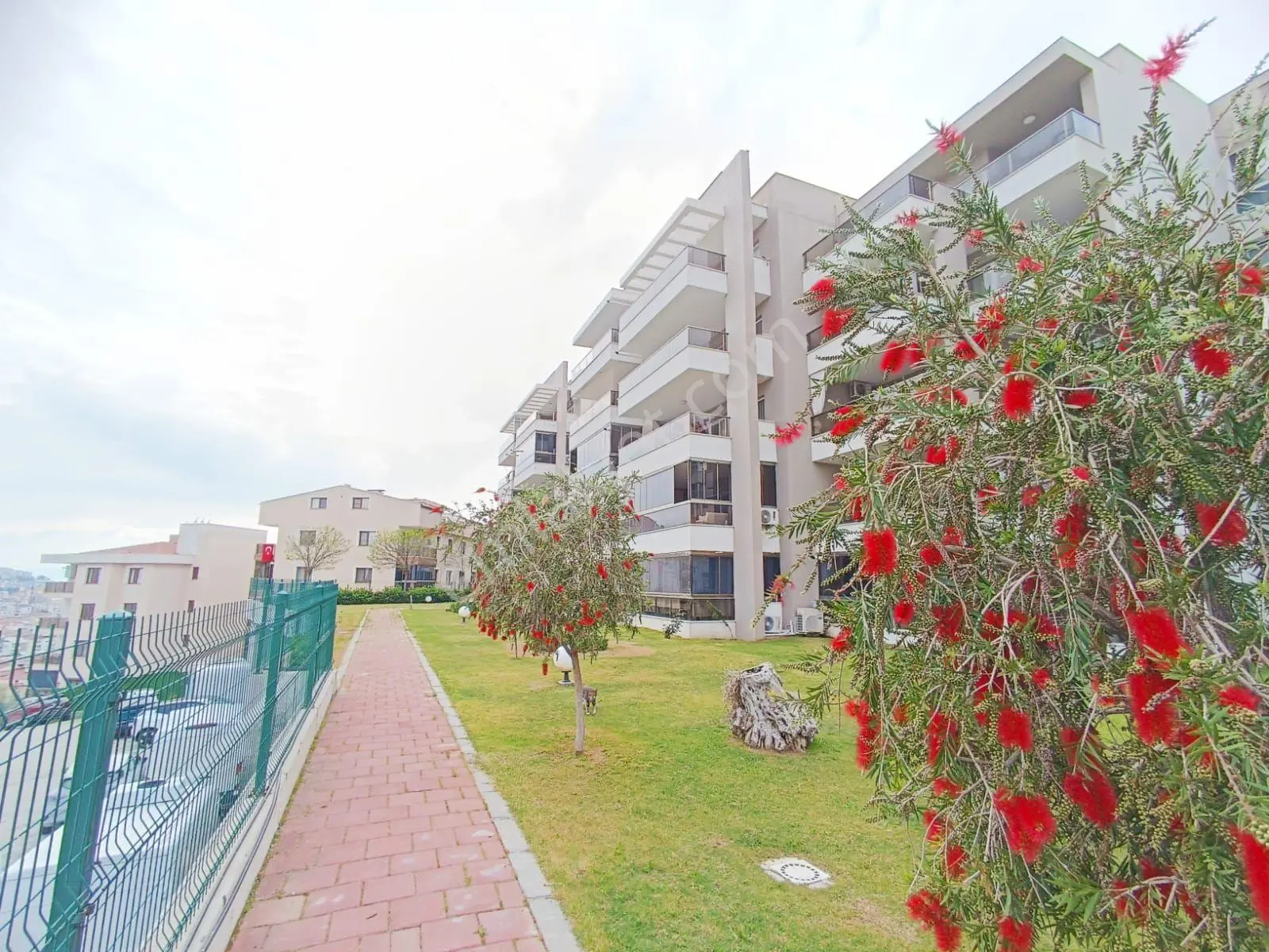 Kuşadası Ege Mahallesinde Eşyalı Satılık Geniş 3+1 Daire - Görsel 2