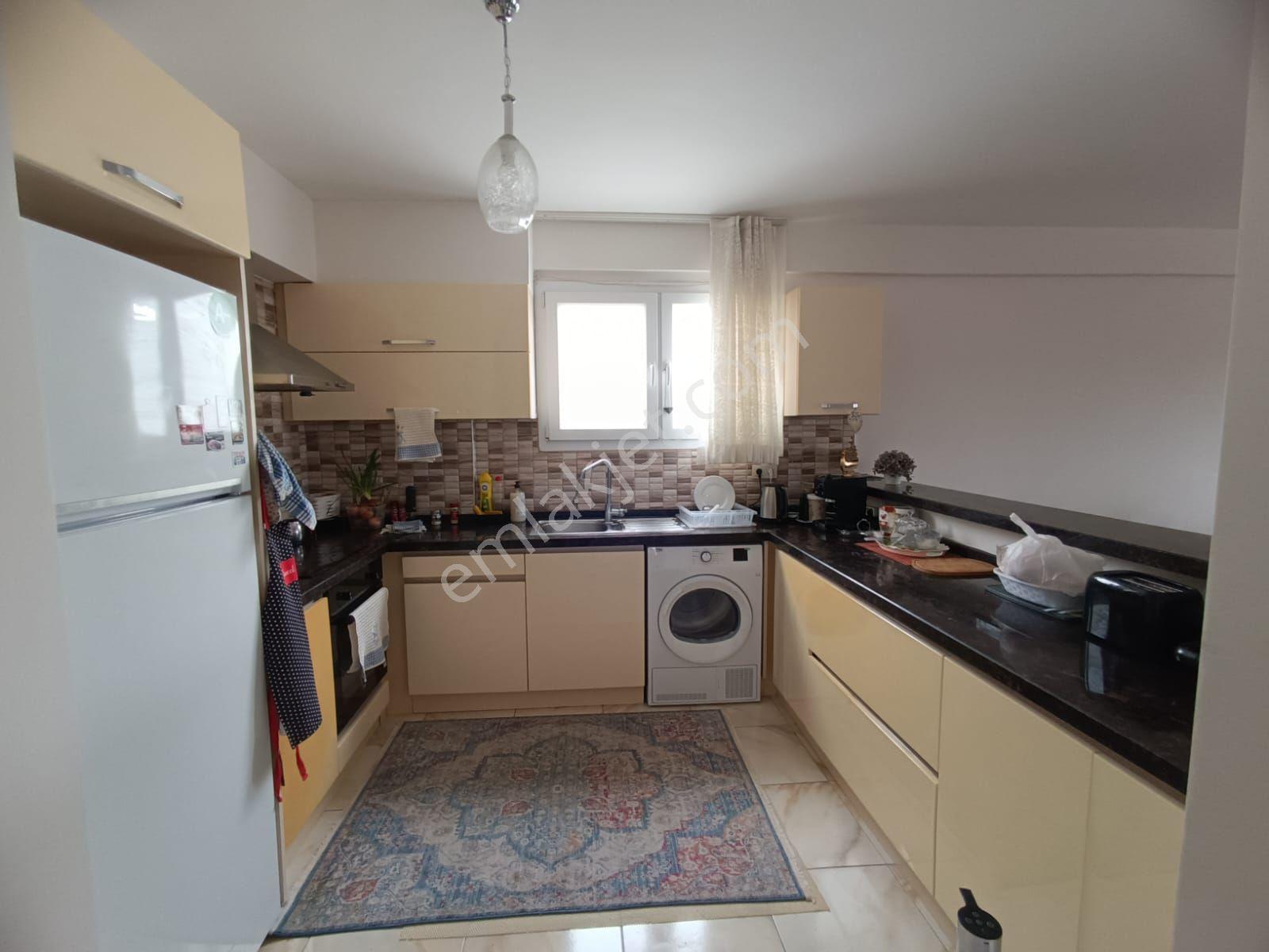 Kuşadası Ege Mahallesinde Eşyalı Satılık Geniş 3+1 Daire - Görsel 14