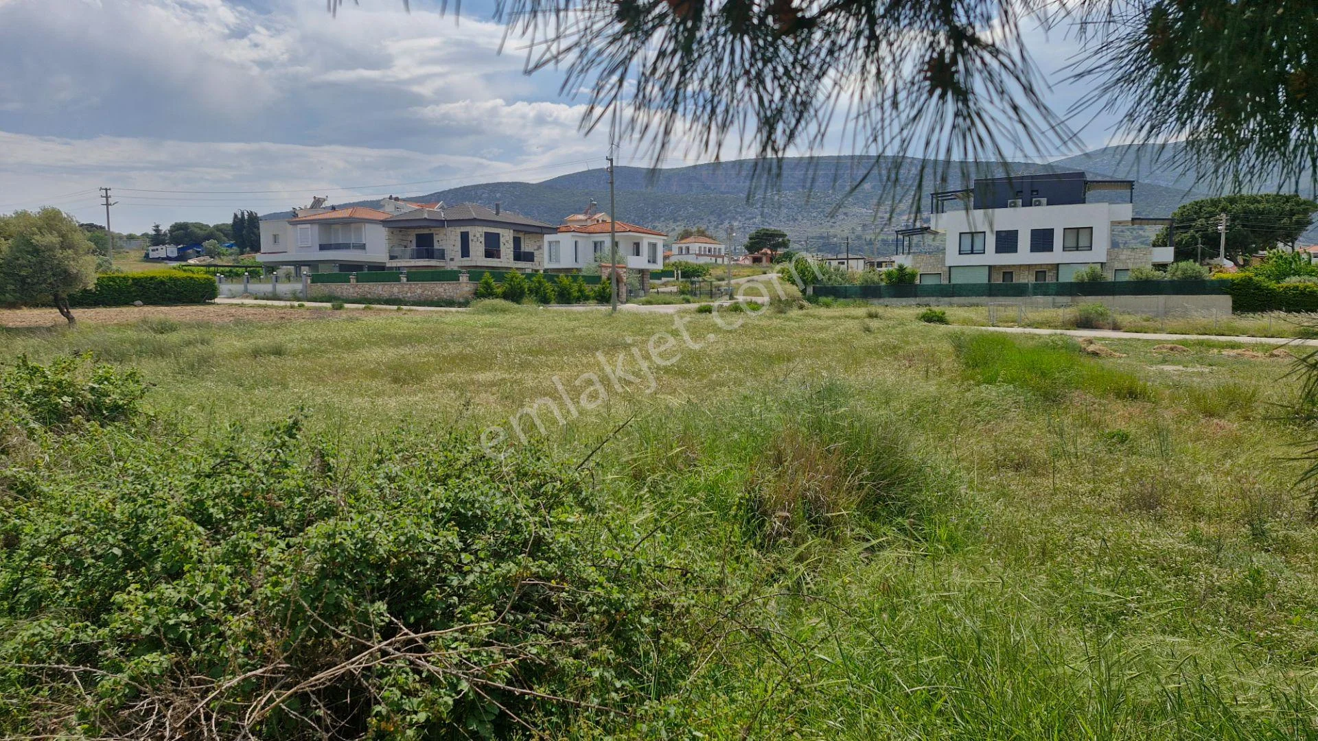 Karaburun Mordoğan'da Önü Kapanmaz 307m² Köşe Villa Parseli