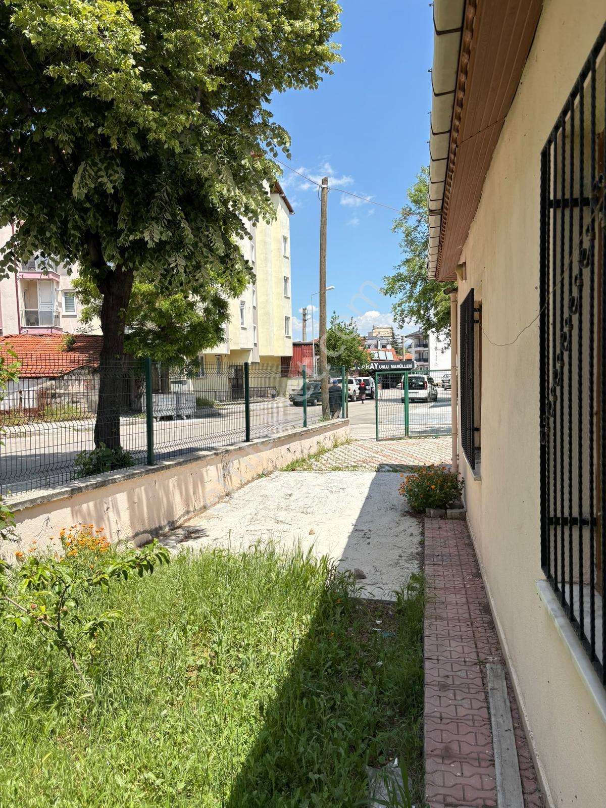 Bahçelievler De Tek Kat Bahçeli Müstakil 2+1 Kiralık Daire - Görsel 14
