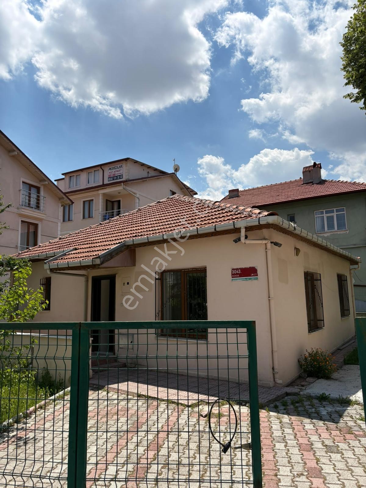 Bahçelievler De Tek Kat Bahçeli Müstakil 2+1 Kiralık Daire