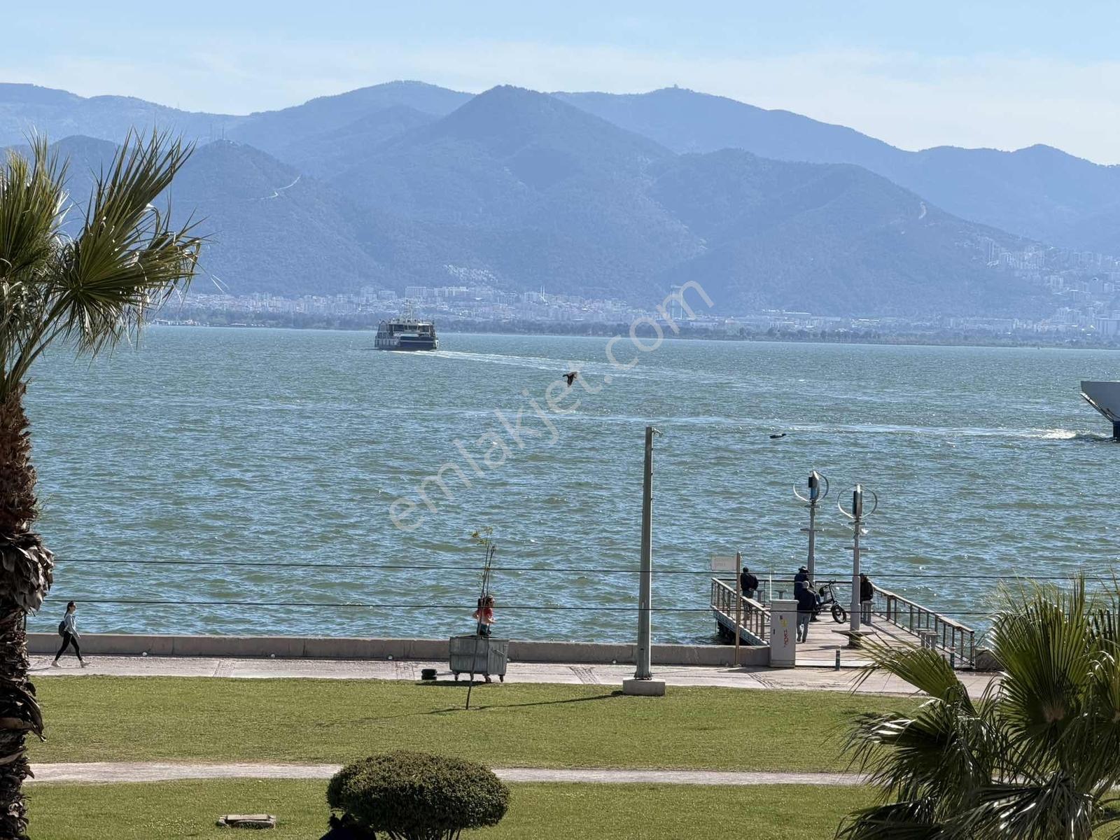 Karşıyaka Bostanlı Sahil'de Denize Sıfır Satılık 3+1 Yalı Diresi