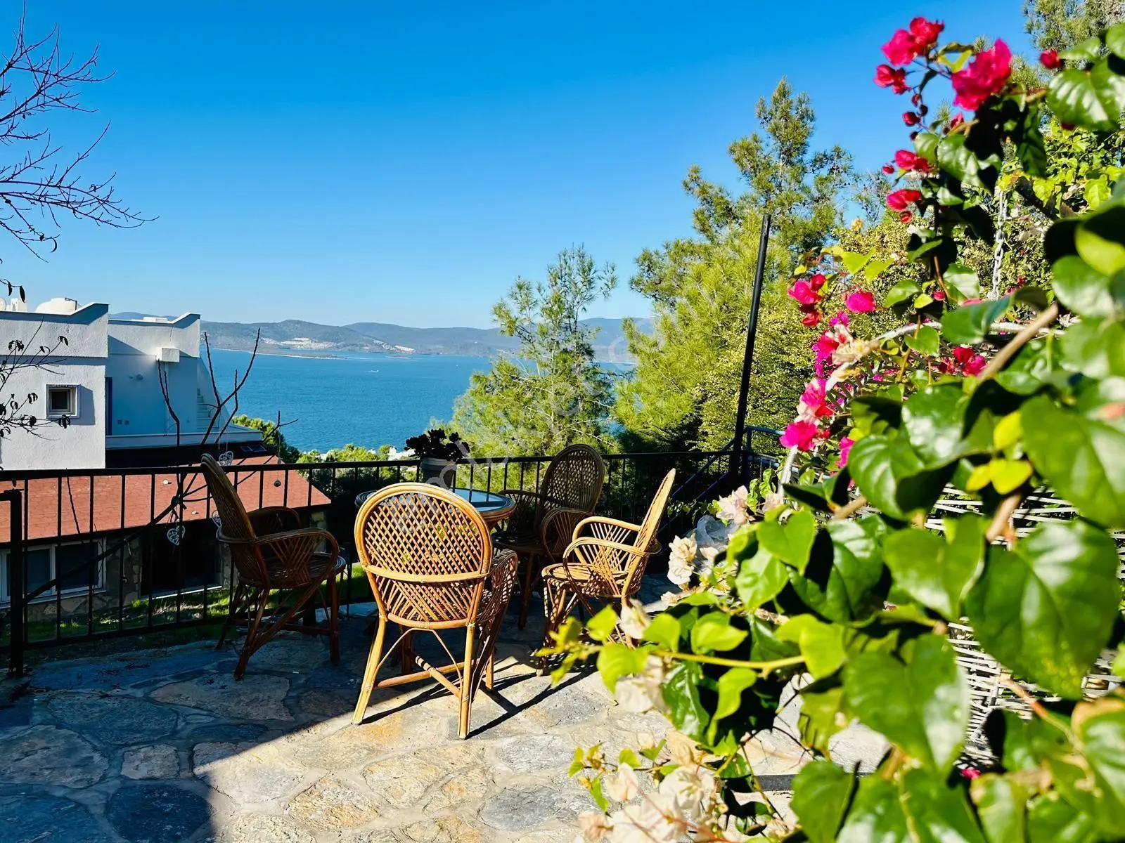 Milas Güllük'te Satılık Eşyalı, Deniz Manzaralı 3+1 Köşe Villa