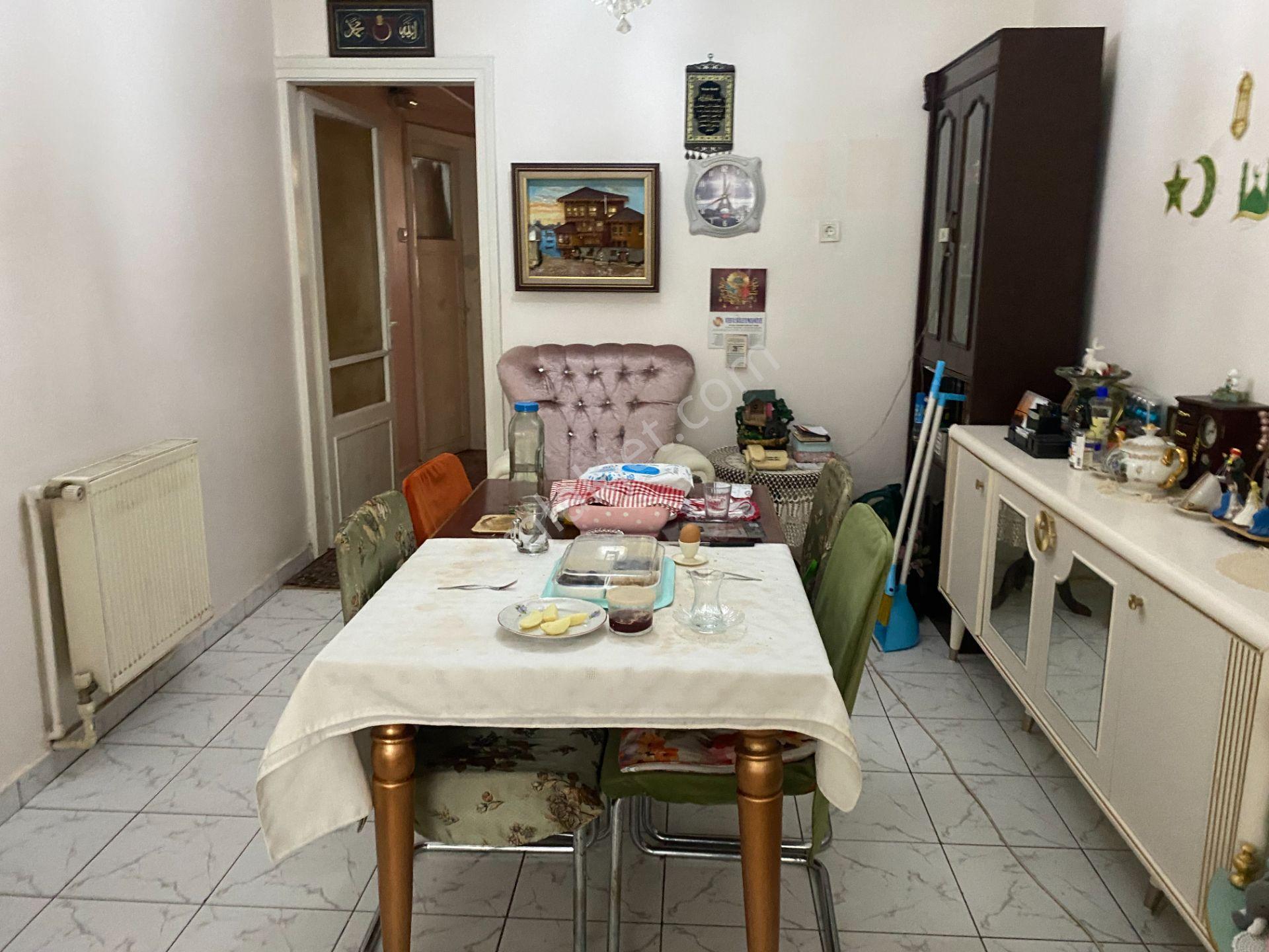 Destan-016 Çapa-tramvay-yan-sokağında-2-oda-1-salon-85m2-kombili-45-yıllık-binadan-açıklama-okuyun - Görsel 21
