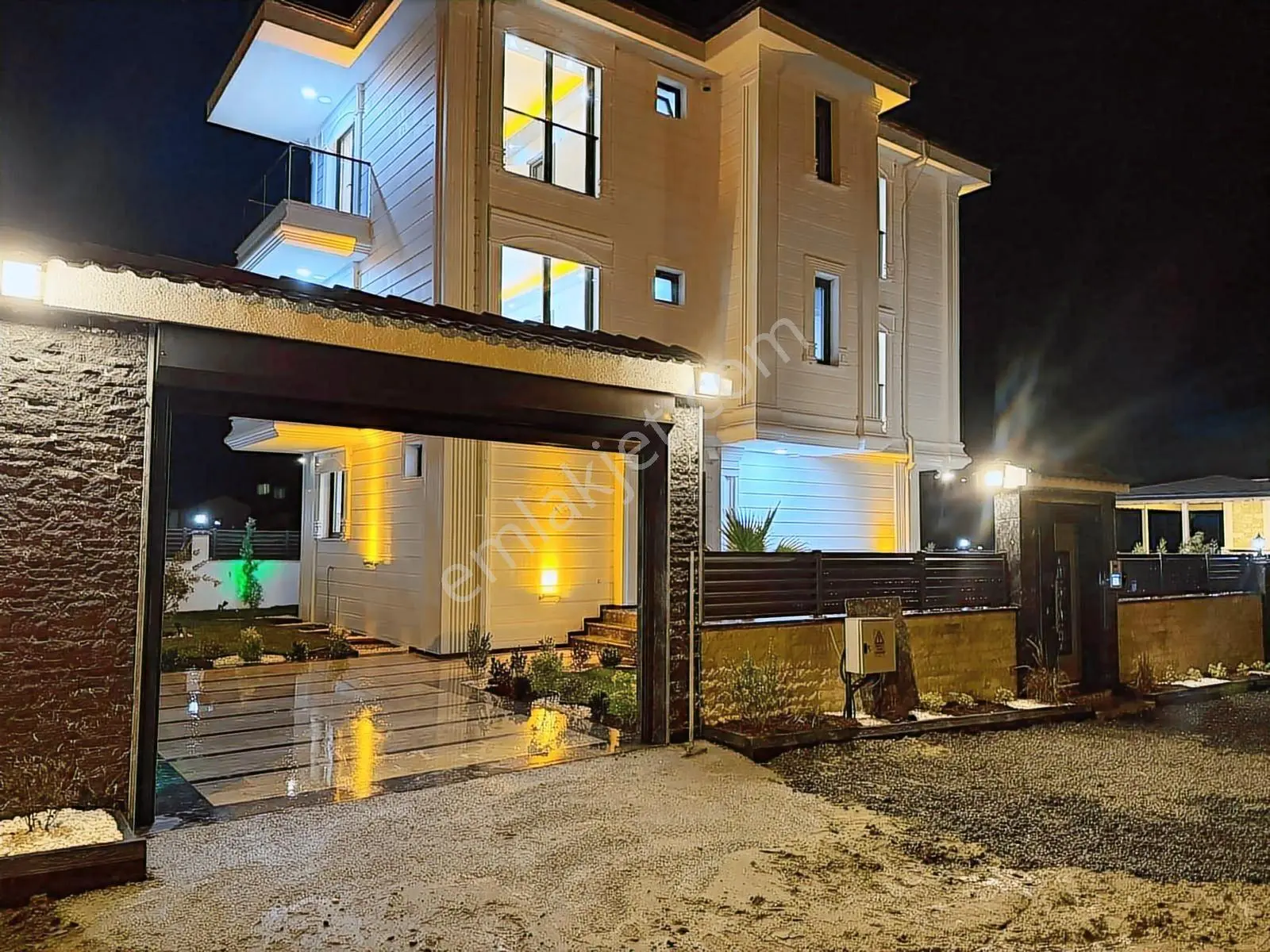 Deniz Manzaralı Jakuzi Hamam Saunalı Ultra Lüx 4+1 Satılık Villa