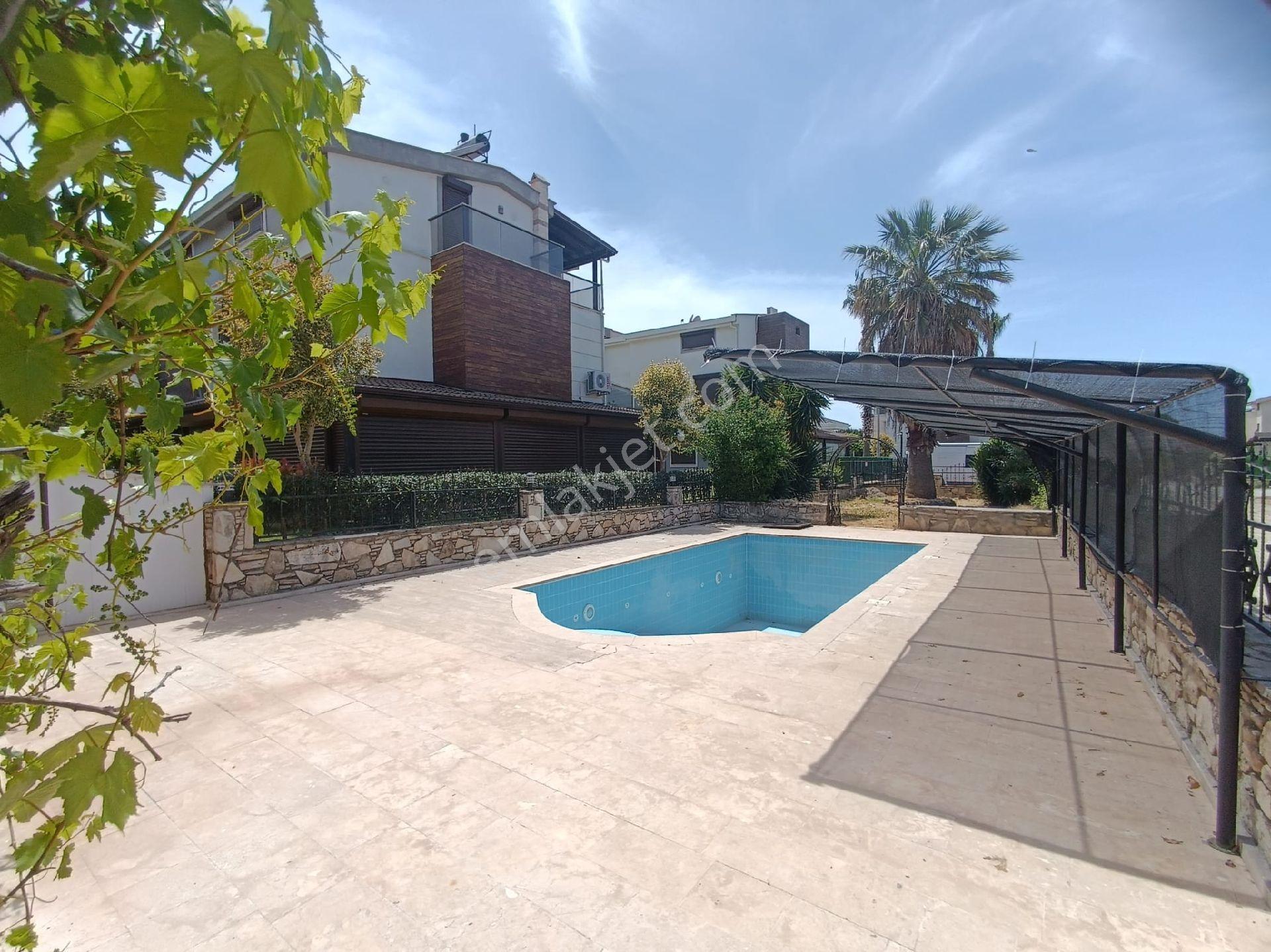 Kuşadası Sahil Sitelerinde Eşyalı Satılık Özel Havuzlu 4+1 Müstakil Villa - Görsel 18