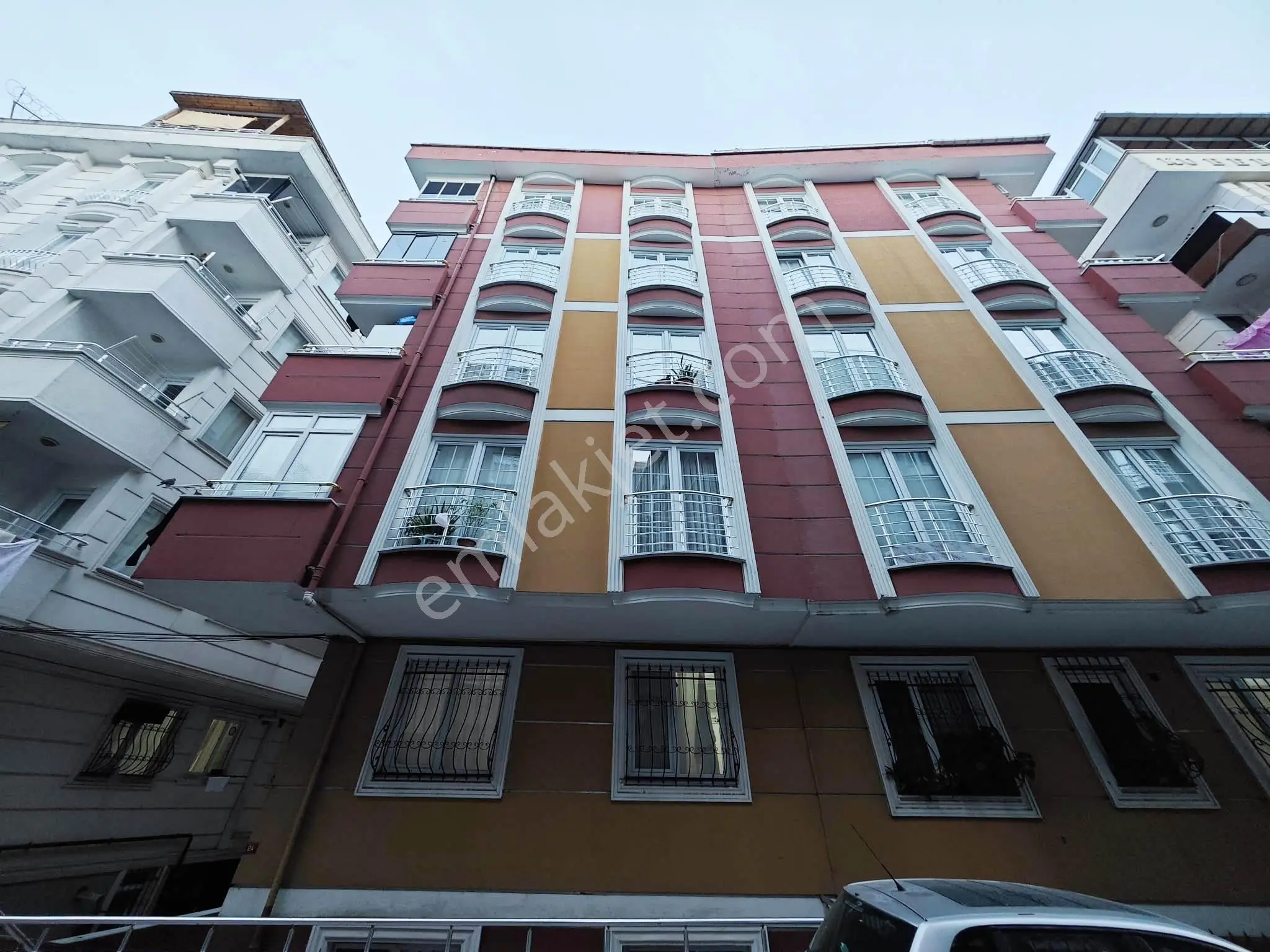 Cengiz Emlak'tan Yenibosna Pazar Pazarı Okul Yolunda 2+1 Krediye Uygun İkinci Kat