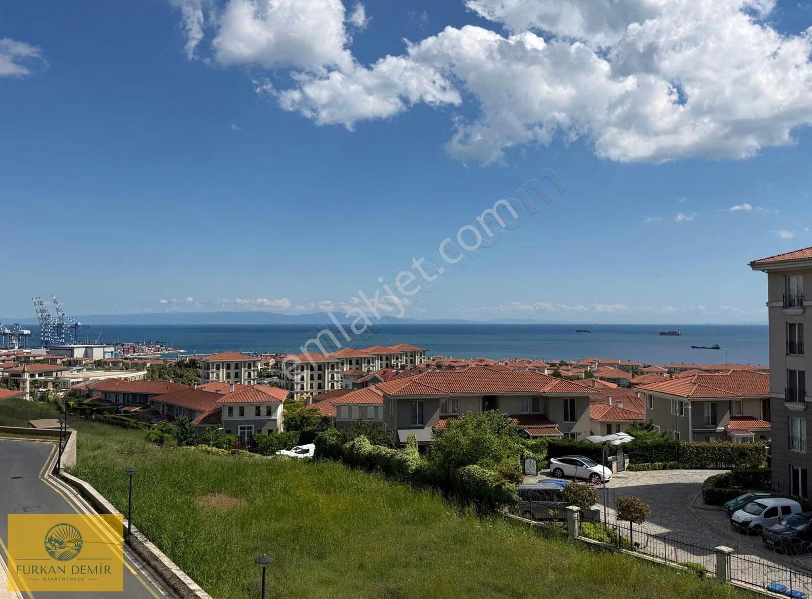 Deniz İstanbul'da Deniz Manzaralı Geniş 3+1 Kiralık Daire