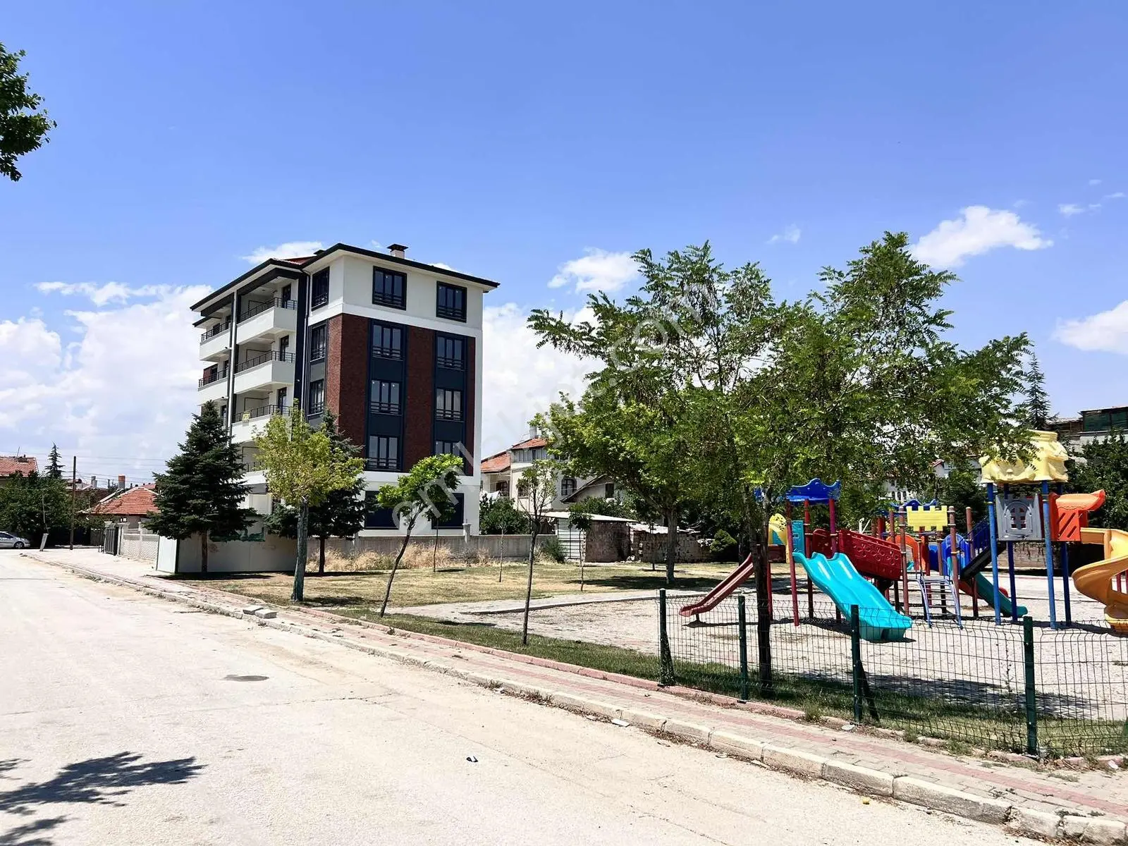 Uluğbey Mahallesi'nde Modern Ve Kullanışlı 2+1 Fırsat Daire!