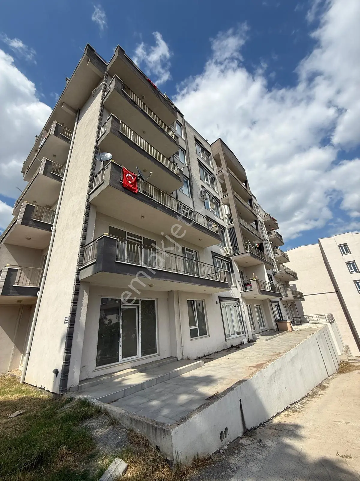 Emek Emlak'tan Tütünçiftlik Sahilde Satılık 3+1 Daire S-2713