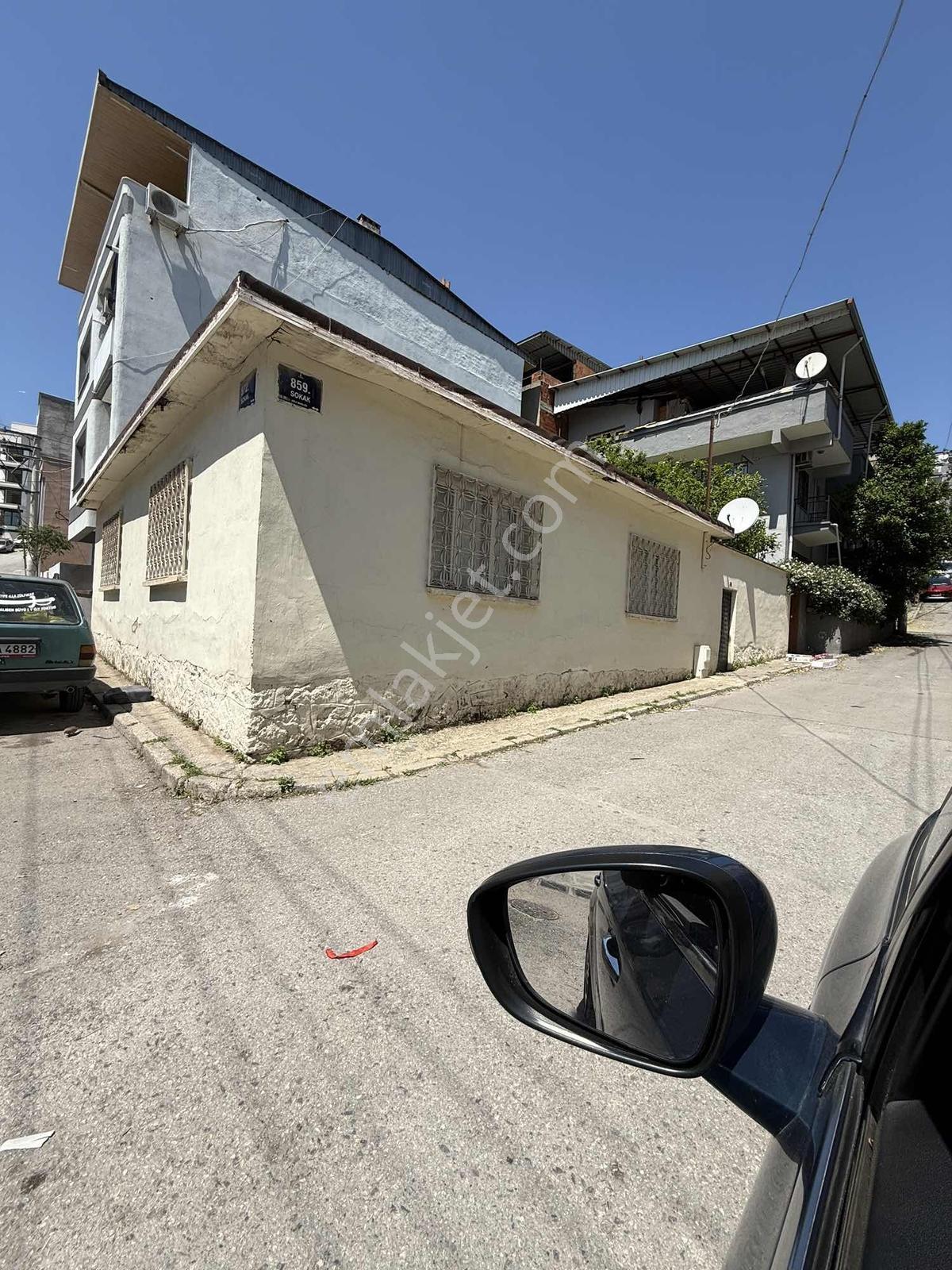 Buca Dicle Mahallesinde Vergi Dairesi Yakını Satılık Müstakil Ev
