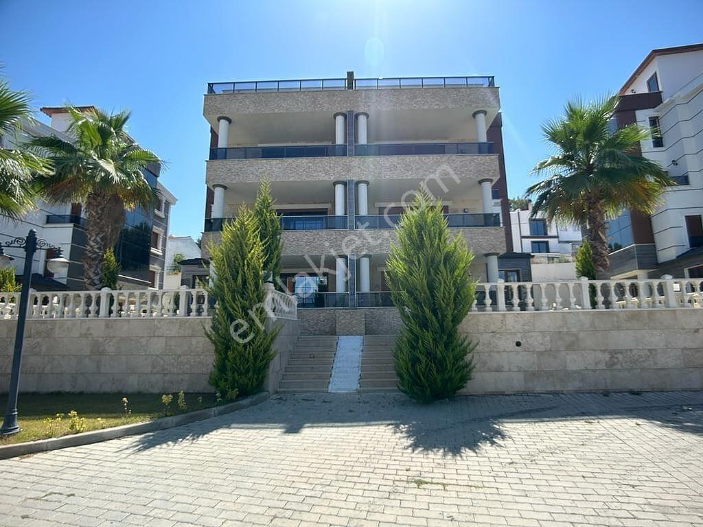 Kuşadası'nda Geniş Havuzlu Sitede Eşyalı Ve Asansörlü Villa - Görsel 8