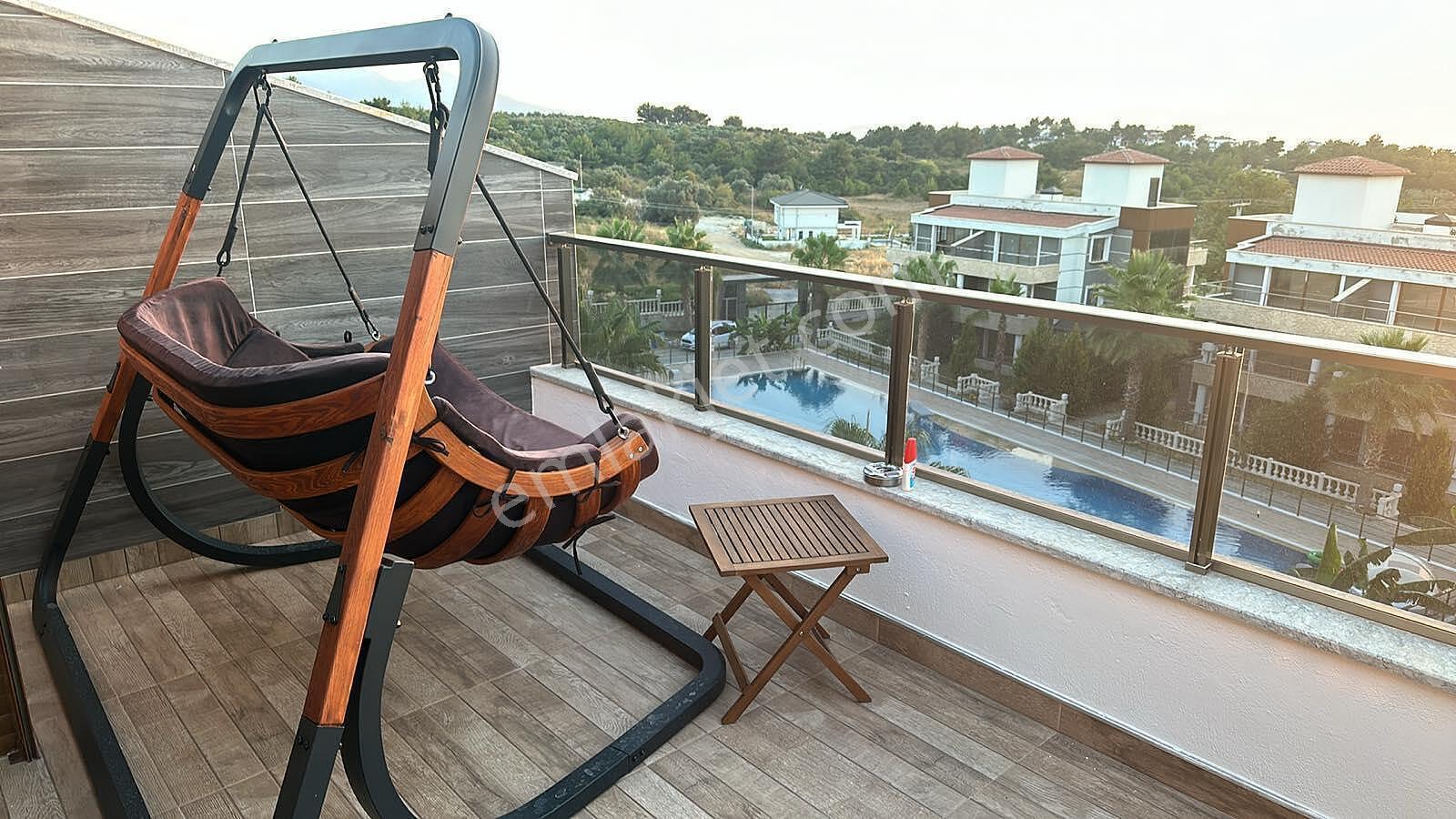 Kuşadası'nda Geniş Havuzlu Sitede Eşyalı Ve Asansörlü Villa - Görsel 13